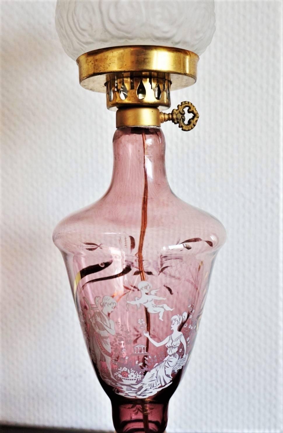 Preiselbeerfarbene:: handbemalte Glas-Tischlampe im Jugendstil:: um 1950 (Art nouveau)