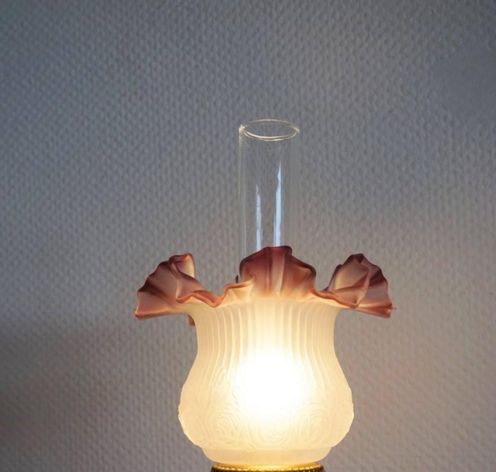 Preiselbeerfarbene:: handbemalte Glas-Tischlampe im Jugendstil:: um 1950 (Mattiert)
