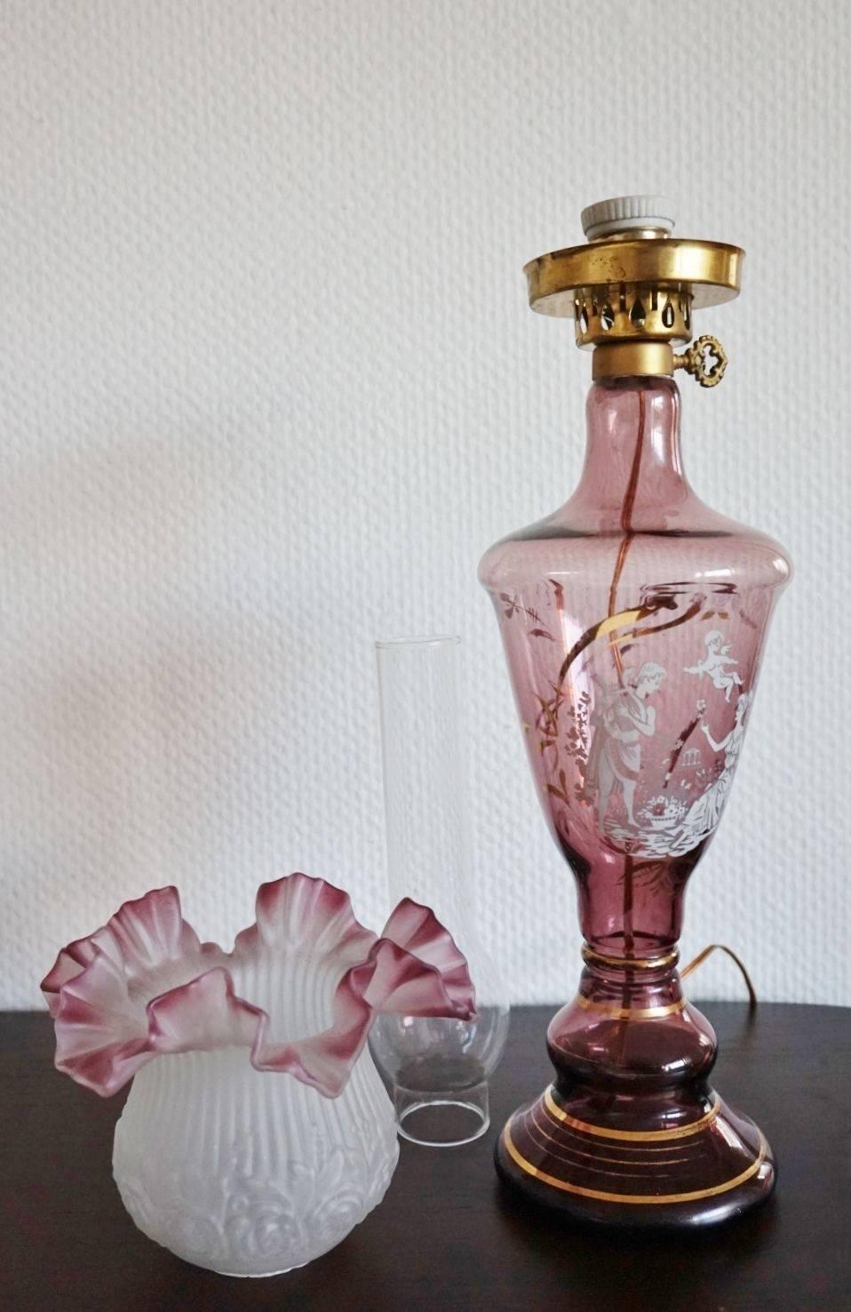 Preiselbeerfarbene:: handbemalte Glas-Tischlampe im Jugendstil:: um 1950 (20. Jahrhundert)