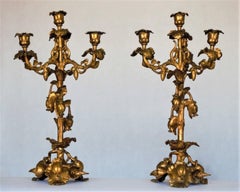 Paire de candélabres français à quatre lumières en bronze doré du milieu du XIXe siècle de style rococo