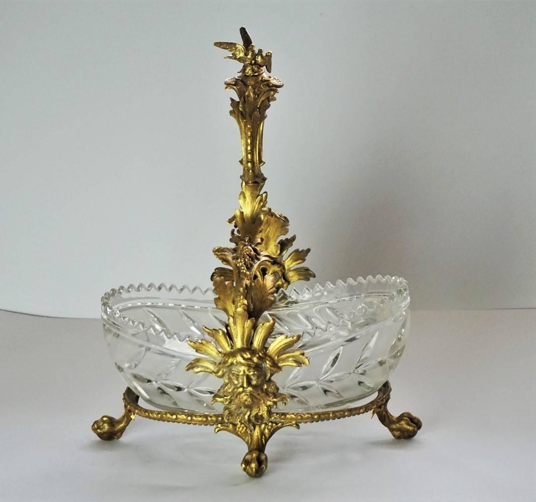 French cut glass Doré bronze basket richly decorated with figural heads, birds and fine floral details, staning on four lion's paws, circa 1900.
Very good condition: Bronze with wundelful patina of age, on glass no chips or cracks.

Measures: