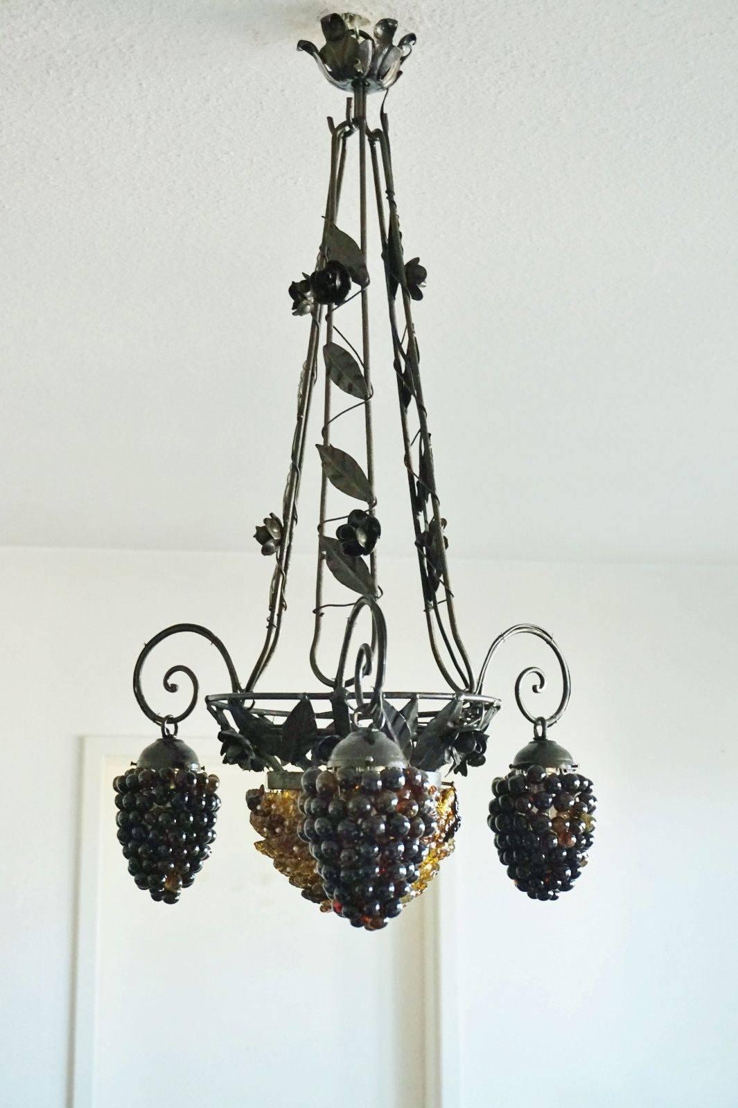 Italian Art Deco Murano Glass Grapes and Flowers Chandelier Pendant In Good Condition In Frankfurt am Main, DE