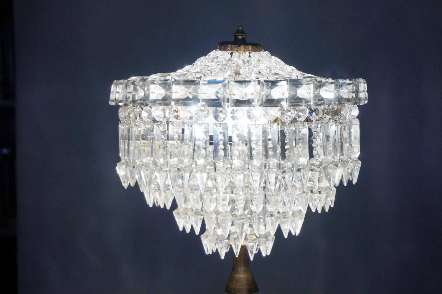French Empire Style Crystal Three-Light Table Lamp Candelabra im Zustand „Gut“ in Frankfurt am Main, DE