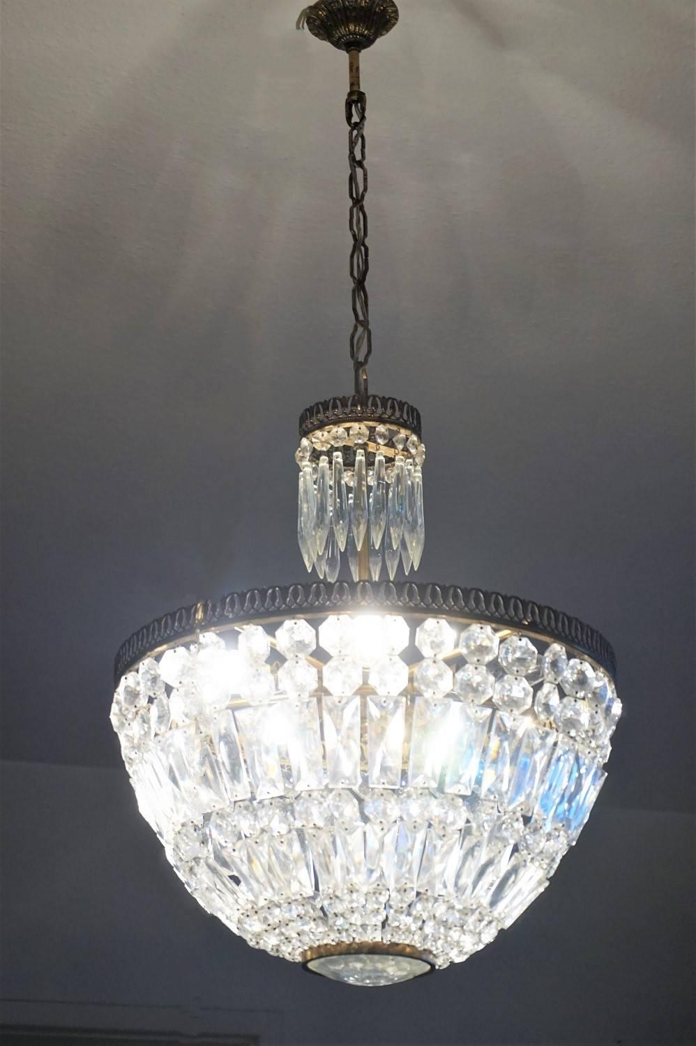 Midcentury French Cut Crystal Corbeille Style Five-Light Chandelier (Messing)