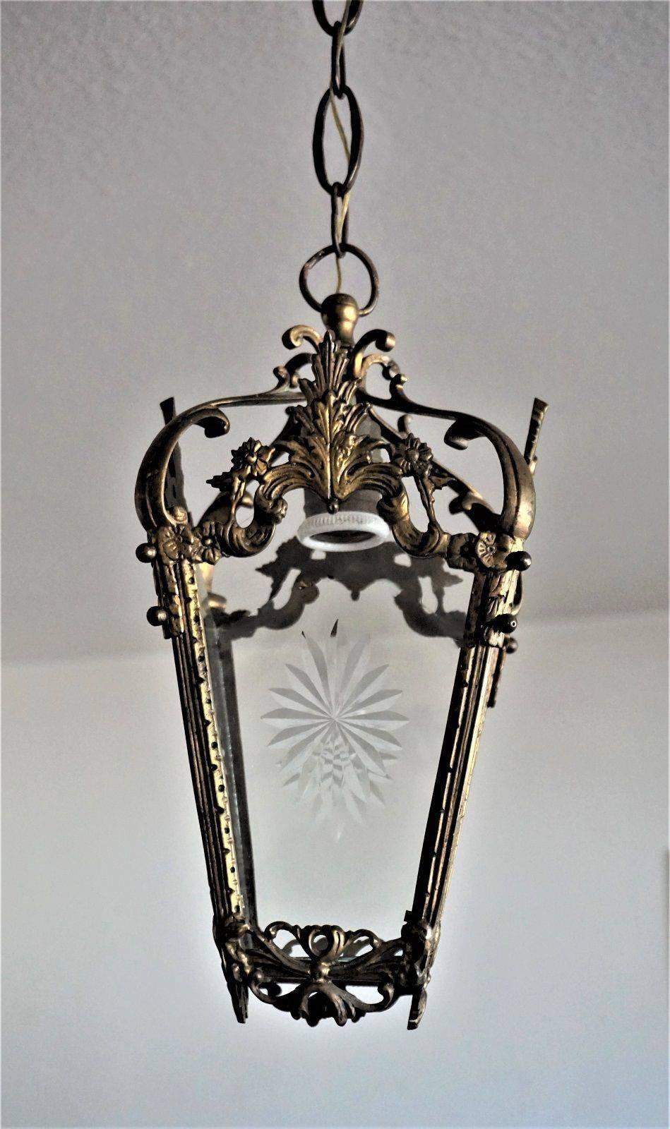 French Art Nouveau bronze cut-glass lantern, circa 1910.

Very good condition, with beautiful patina of age.

One large light socket
Measures:
Total height 32.25 in (82 cm) 
Height without hanging chain 14 in (35.5 cm)
Width/depth 6.75 in