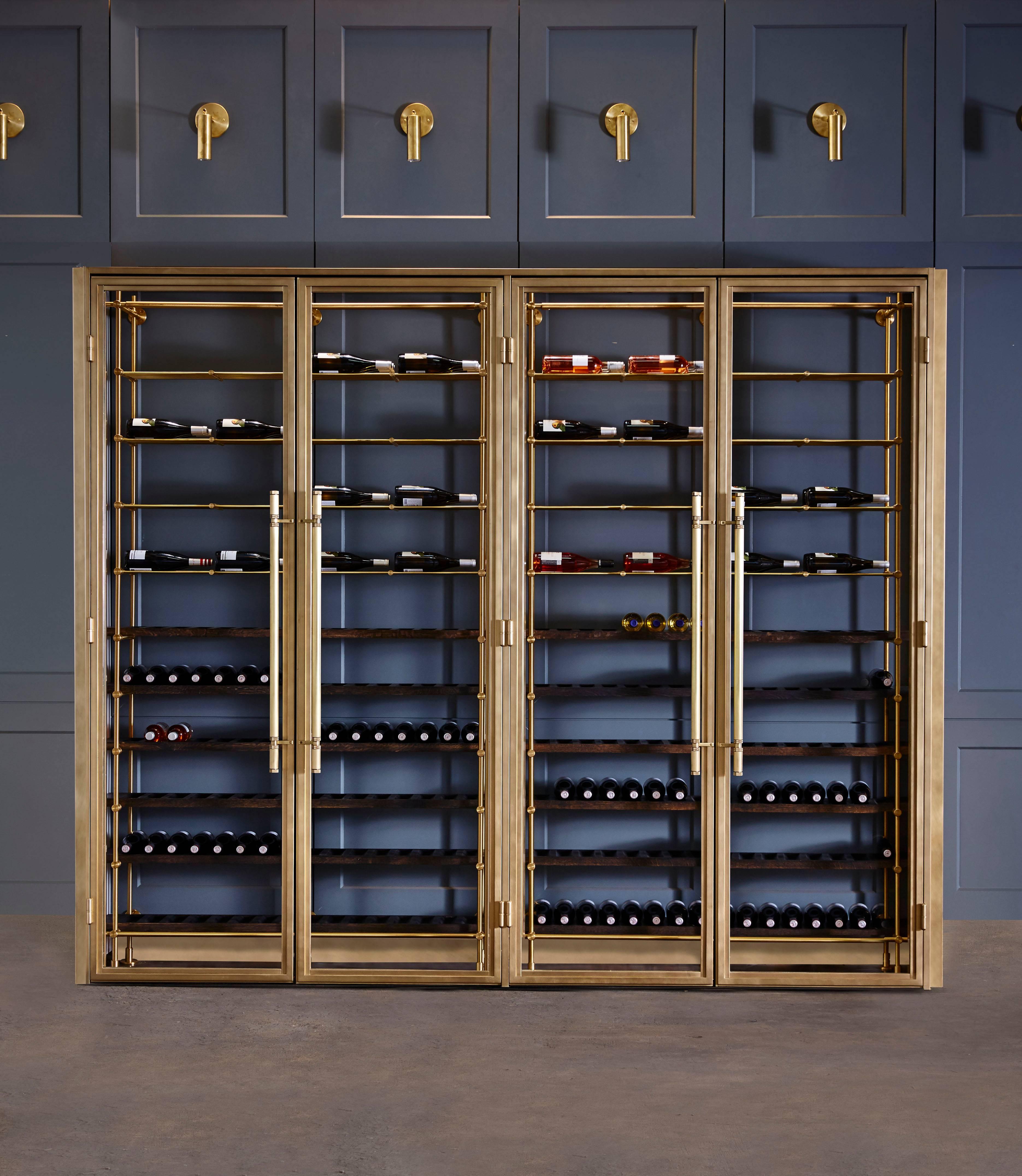 La salle à vin en laiton d'Amuneal est construite en utilisant les détails mécaniques propres de notre système de panneaux Frankford. Les pièces métalliques sont toutes fabriquées en laiton massif avec une finition légèrement patinée. Chaque cadre