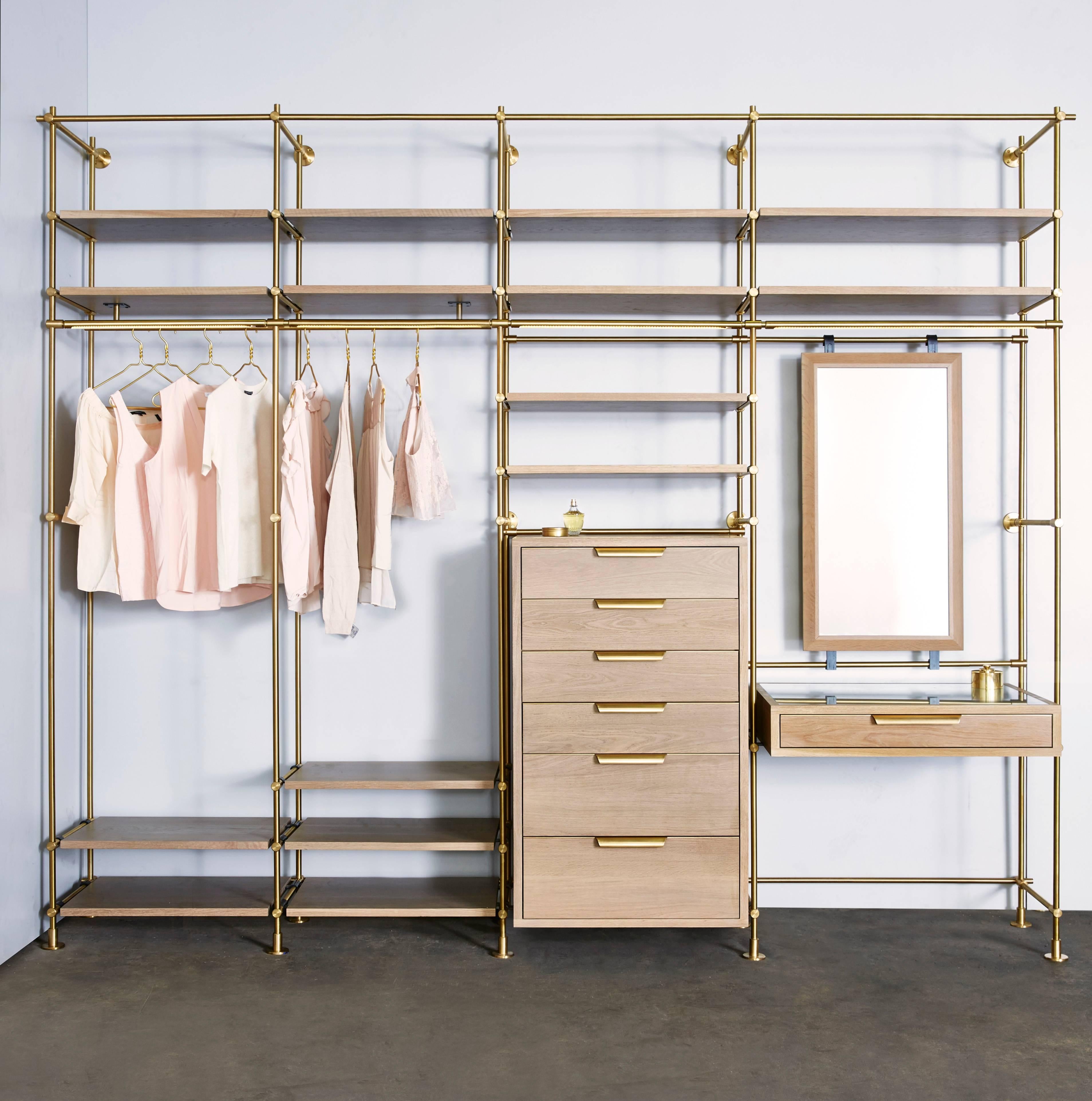 Quattro campate del sistema di scaffali da collezione di Amuneal sono state utilizzate per creare questo armadio modulare con scaffali in rovere argentato, cassettiera, tavolino e specchio. Il design di precisione e la lavorazione dei raccordi del
