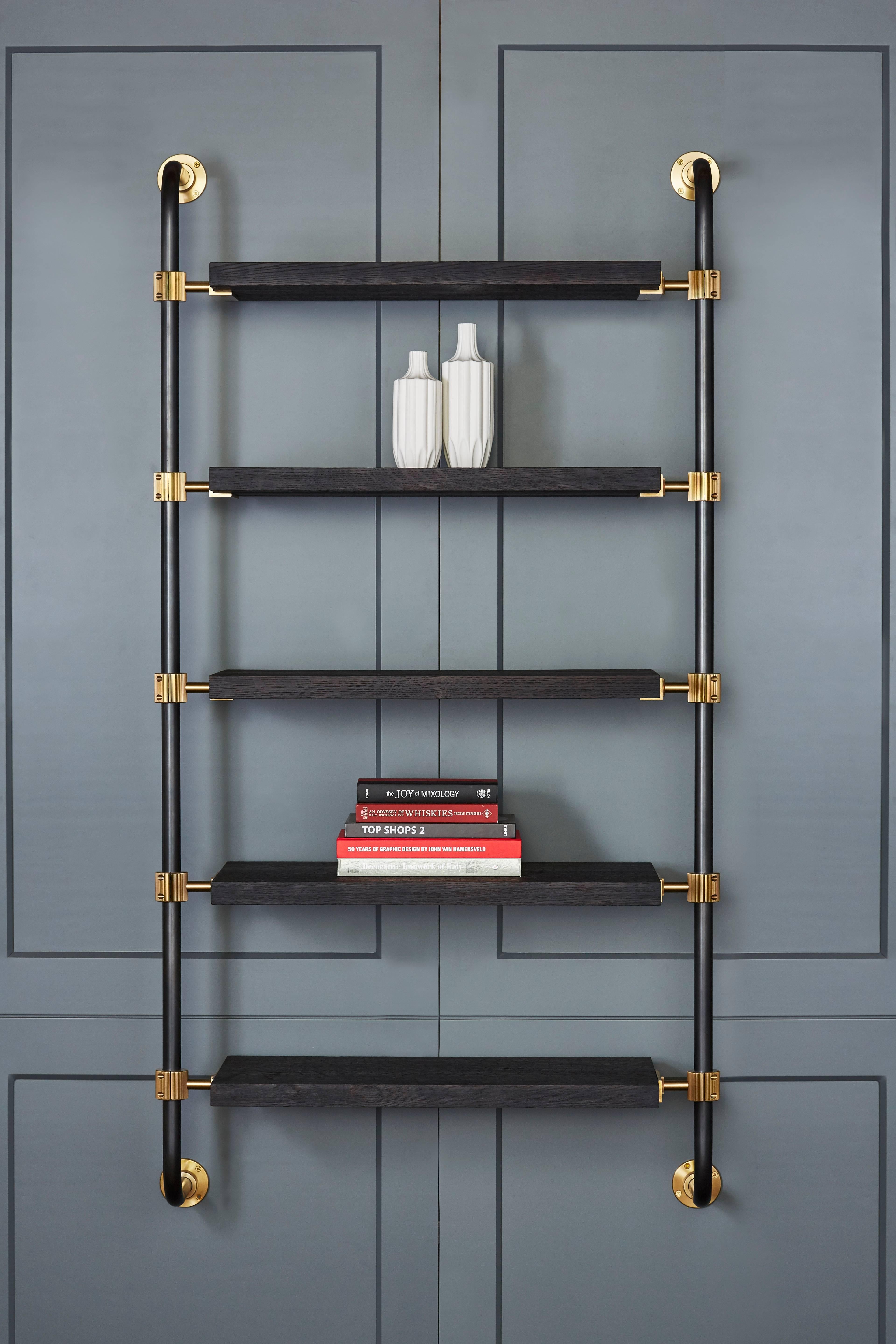 Estantería industrial de pared de madera negra, acero y bronce de Amuneal Ennegrecido en venta