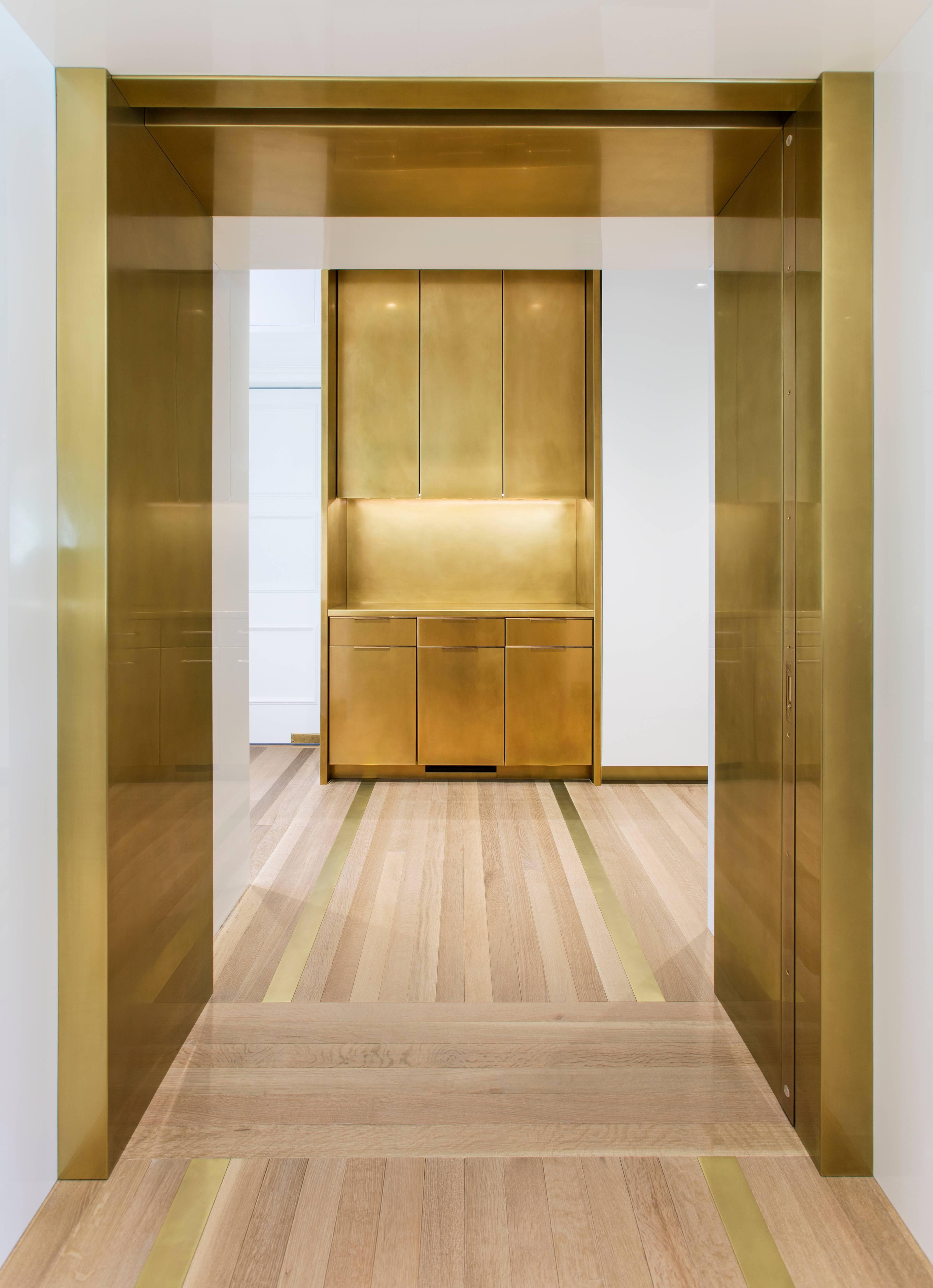 L'armoire de cuisine en laiton d'Amuneal, qui fait partie de notre Collection Design/Oneal, est conçue comme un élément caractéristique de n'importe quel espace. Les trois portes des armoires supérieures sont fabriquées avec un détail de bord de