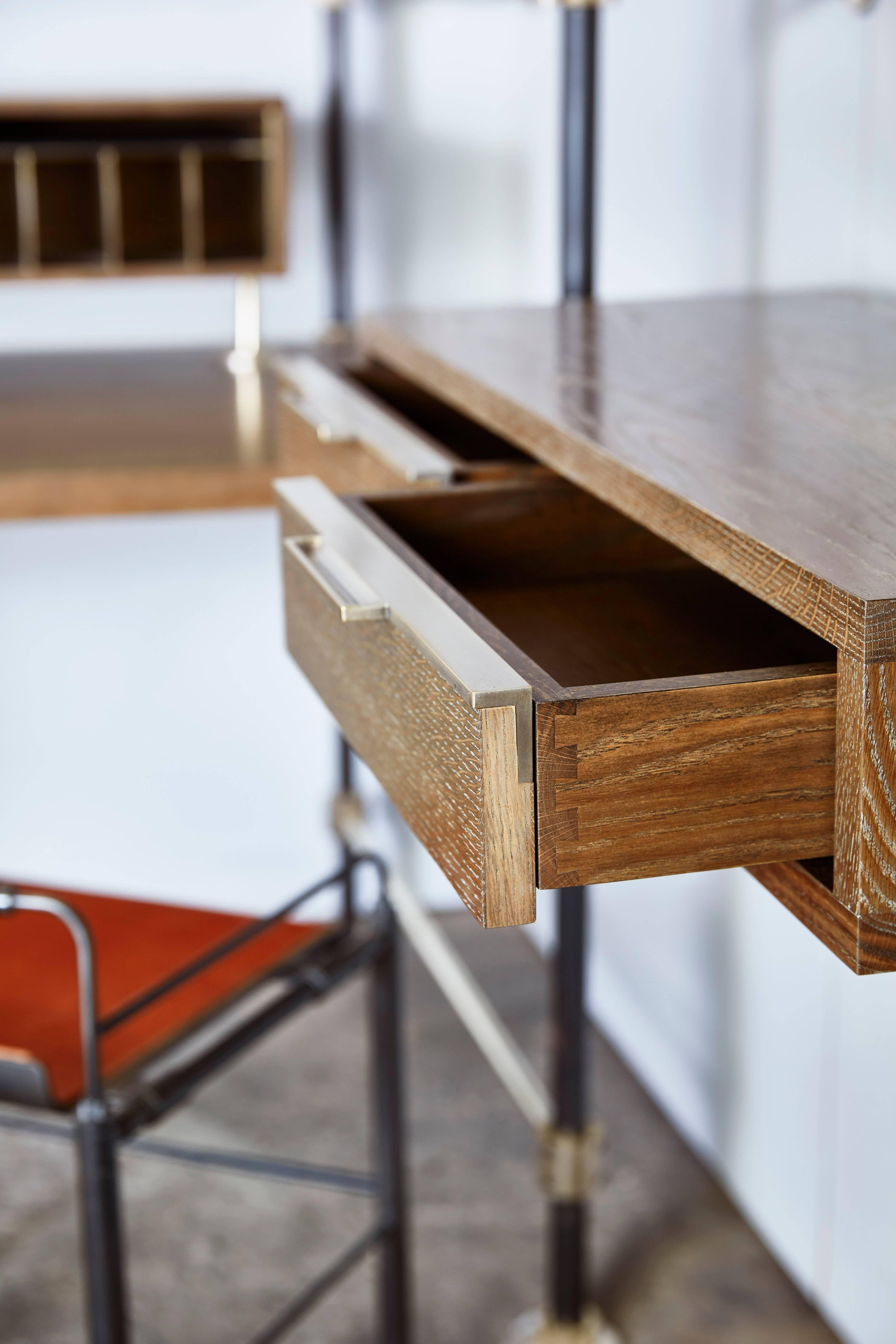 XXI secolo e contemporaneo Suite di scaffali e contenitori a soppalco per scrivania in Oak e ottone di Amuneal in vendita