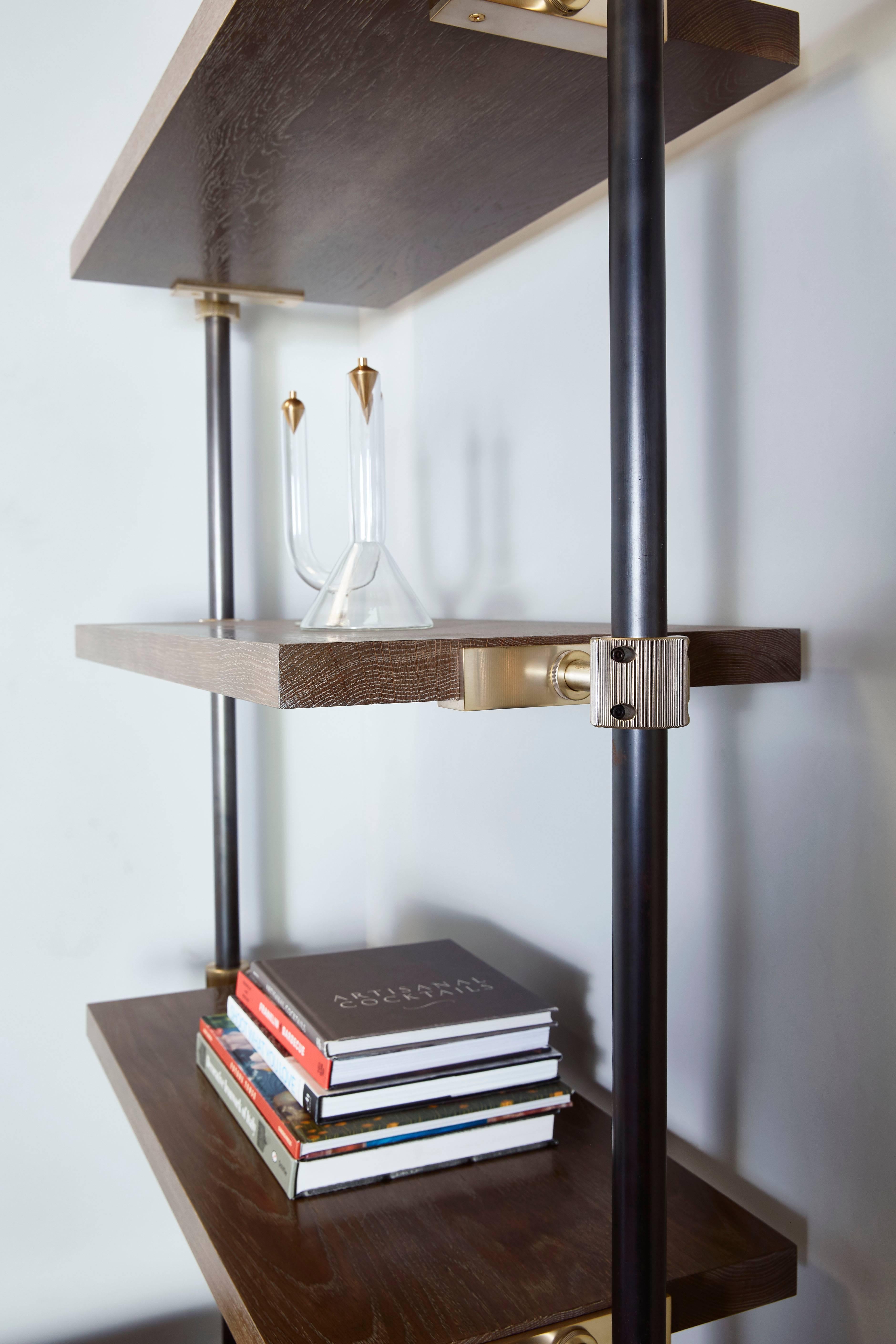 Ottone Suite di scaffali e contenitori a soppalco per scrivania in Oak e ottone di Amuneal in vendita