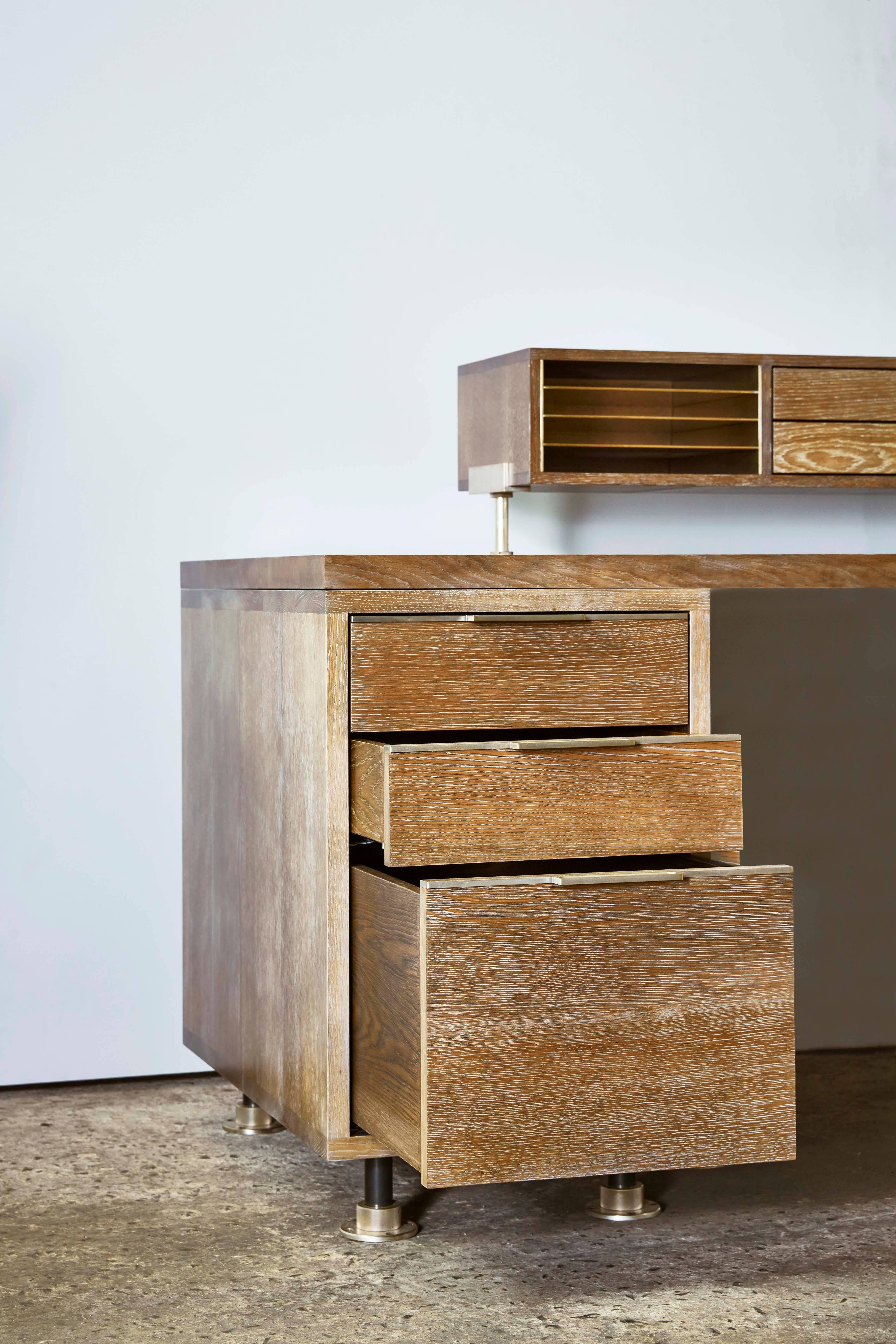 Suite di scaffali e contenitori a soppalco per scrivania in Oak e ottone di Amuneal in vendita 2