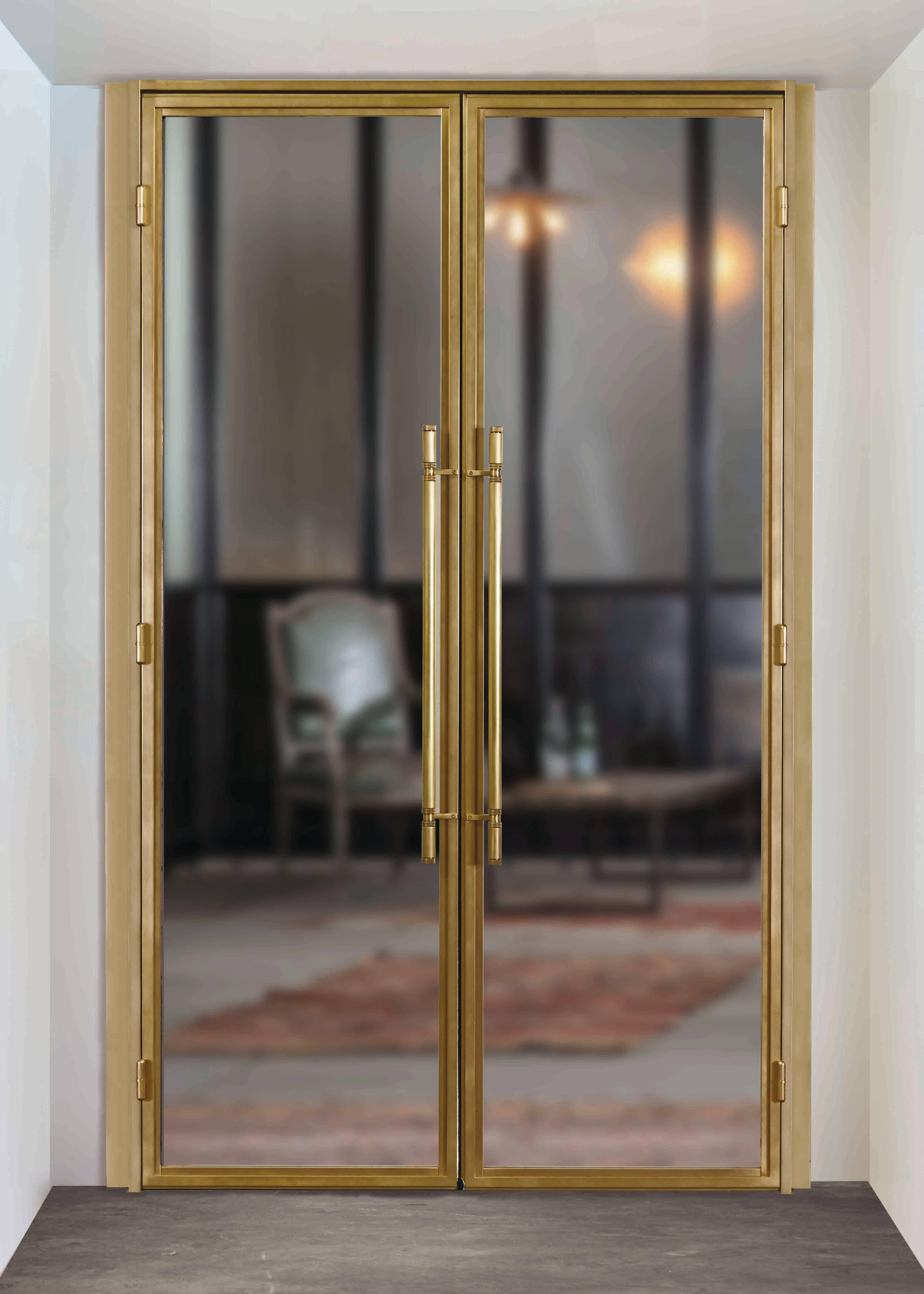 Les portes en bronze avec les poignées de porte en bronze usiné exclusives d'Amuneal supportent des vitres jusqu'à 1/2