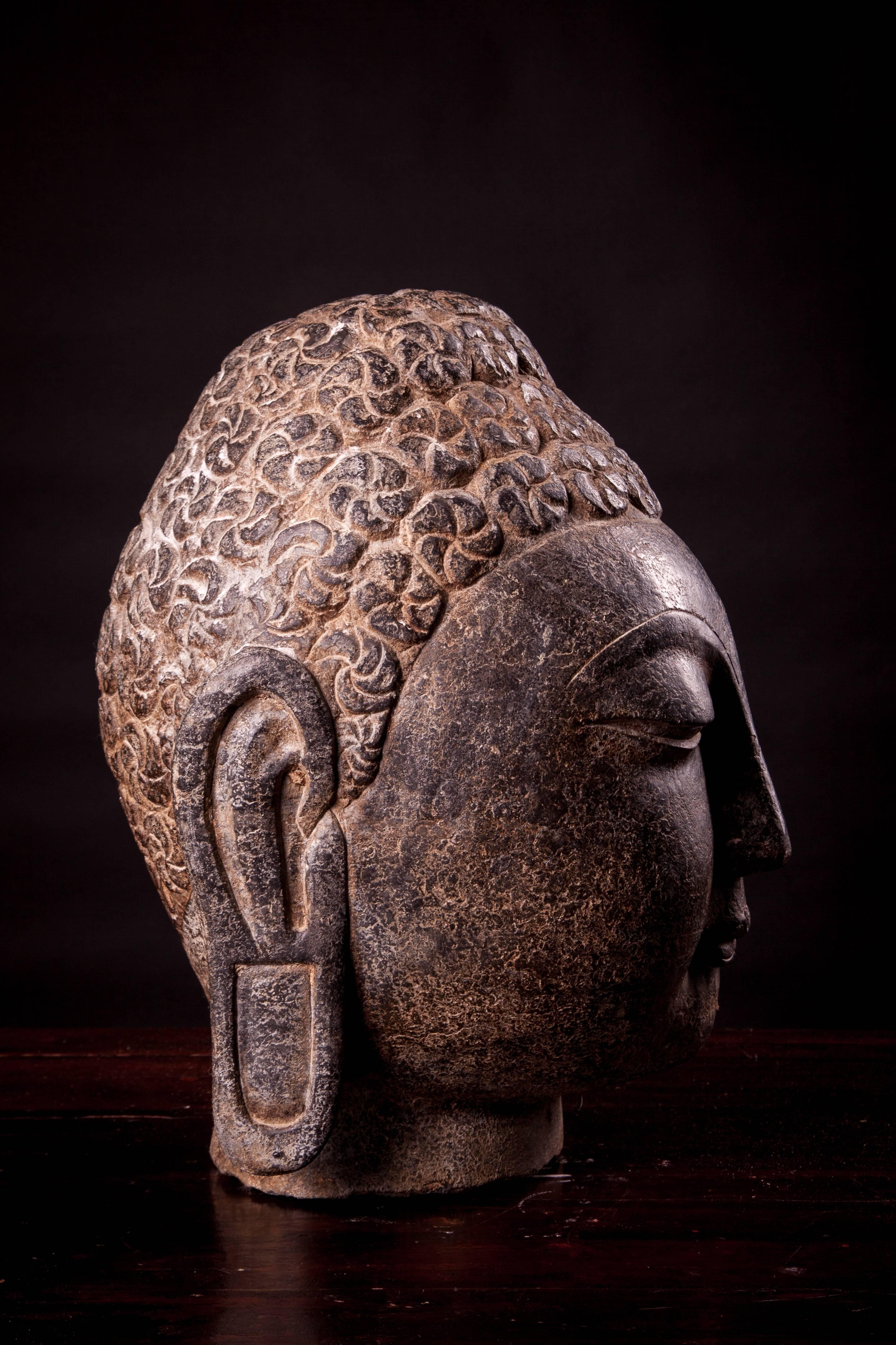 Male Shakyamuni Stones Carved Buddha Heads In Excellent Condition For Sale In London, GB