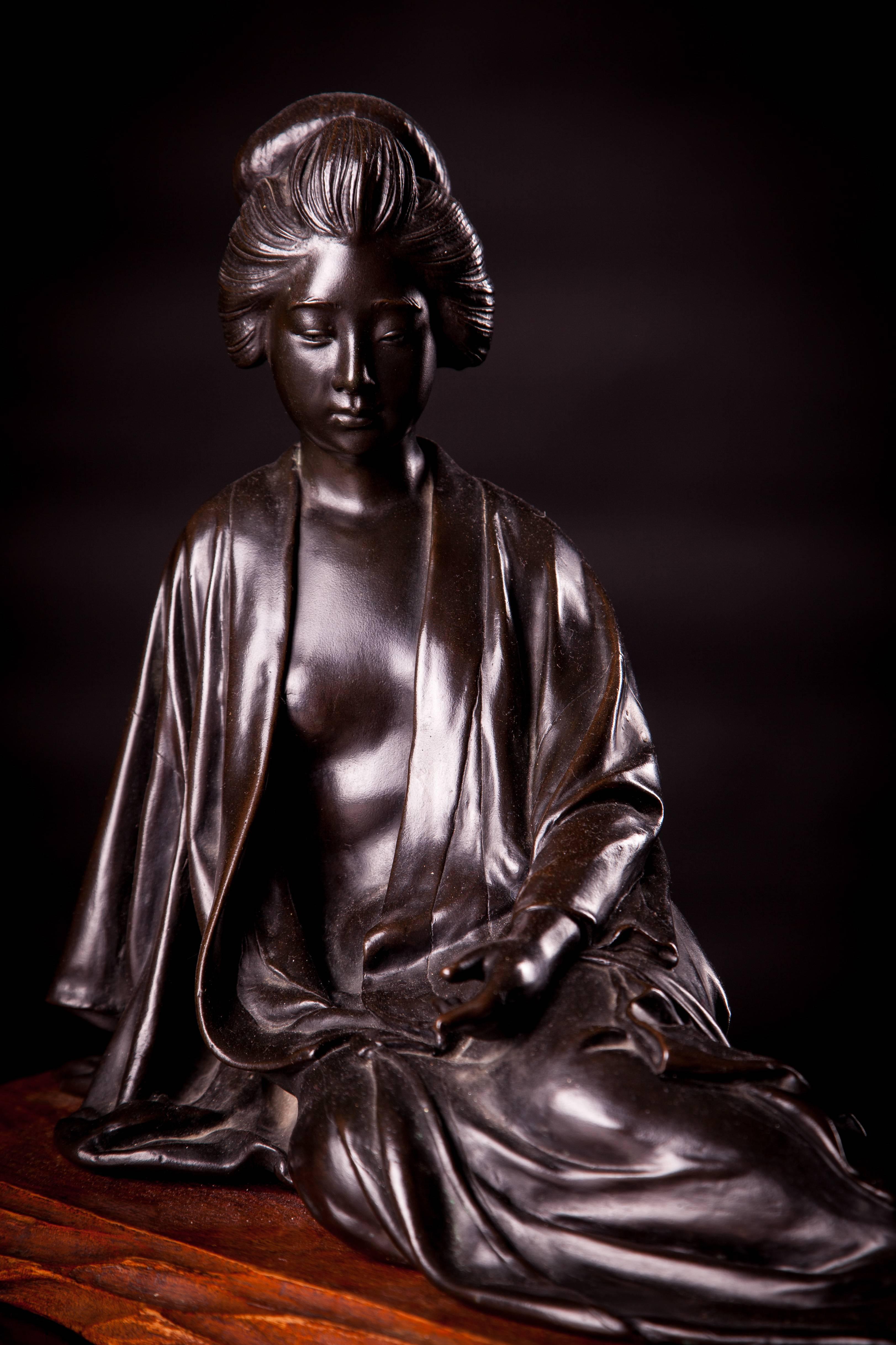 Meiji Bronze Figurine of a Reclining Japanese Lady In Excellent Condition For Sale In London, GB