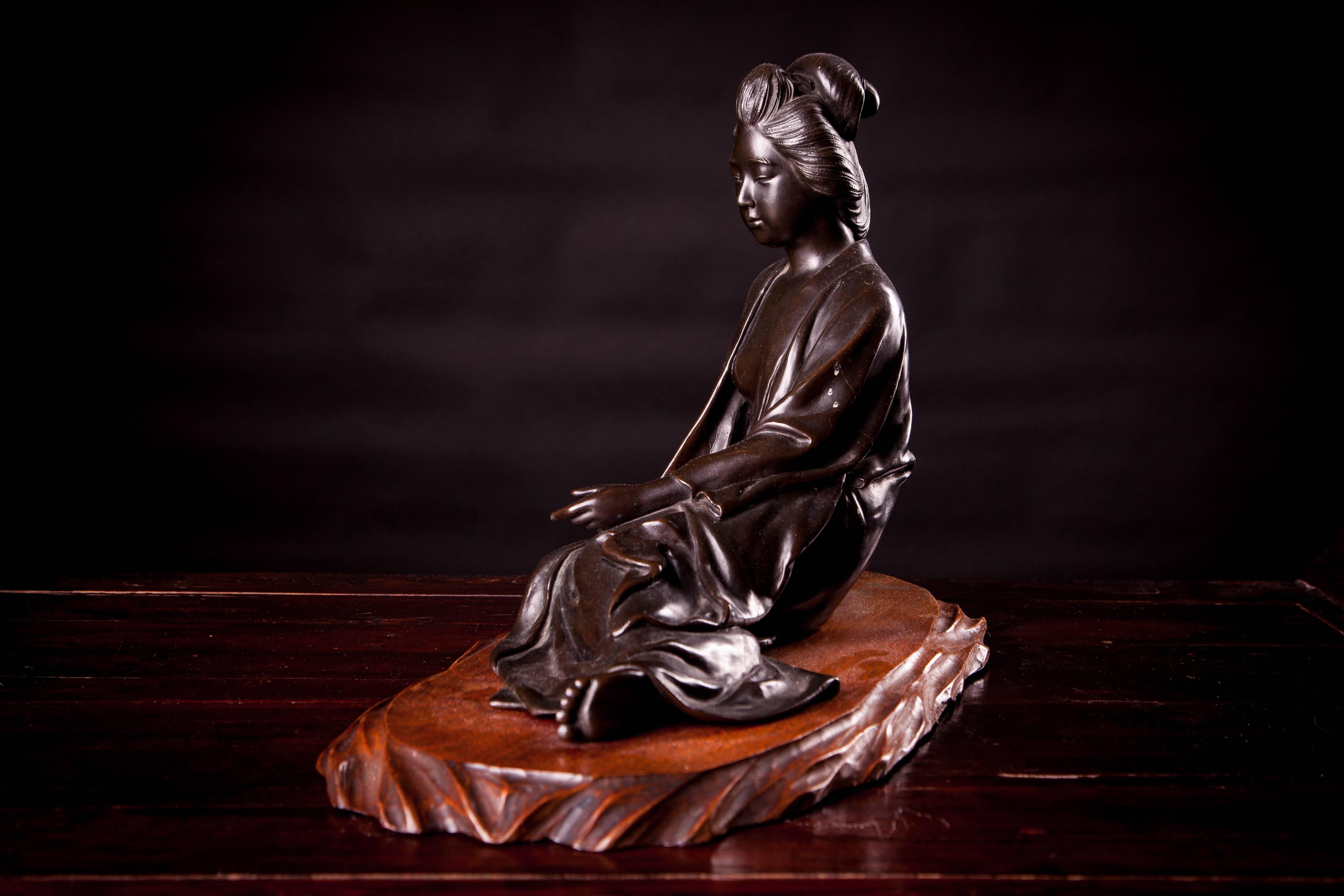 Meiji Bronze Figurine of a Reclining Japanese Lady For Sale 1