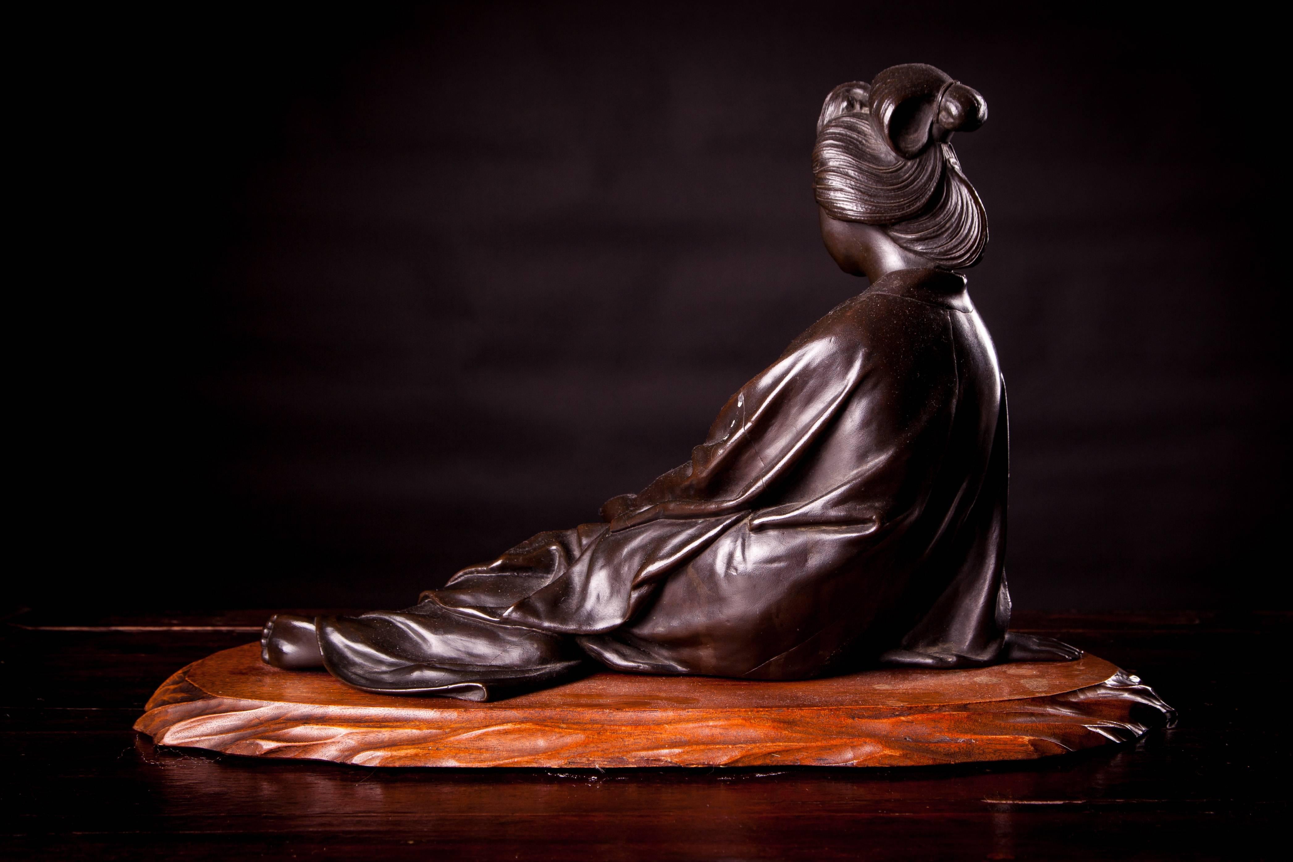 Meiji Bronze Figurine of a Reclining Japanese Lady For Sale 2