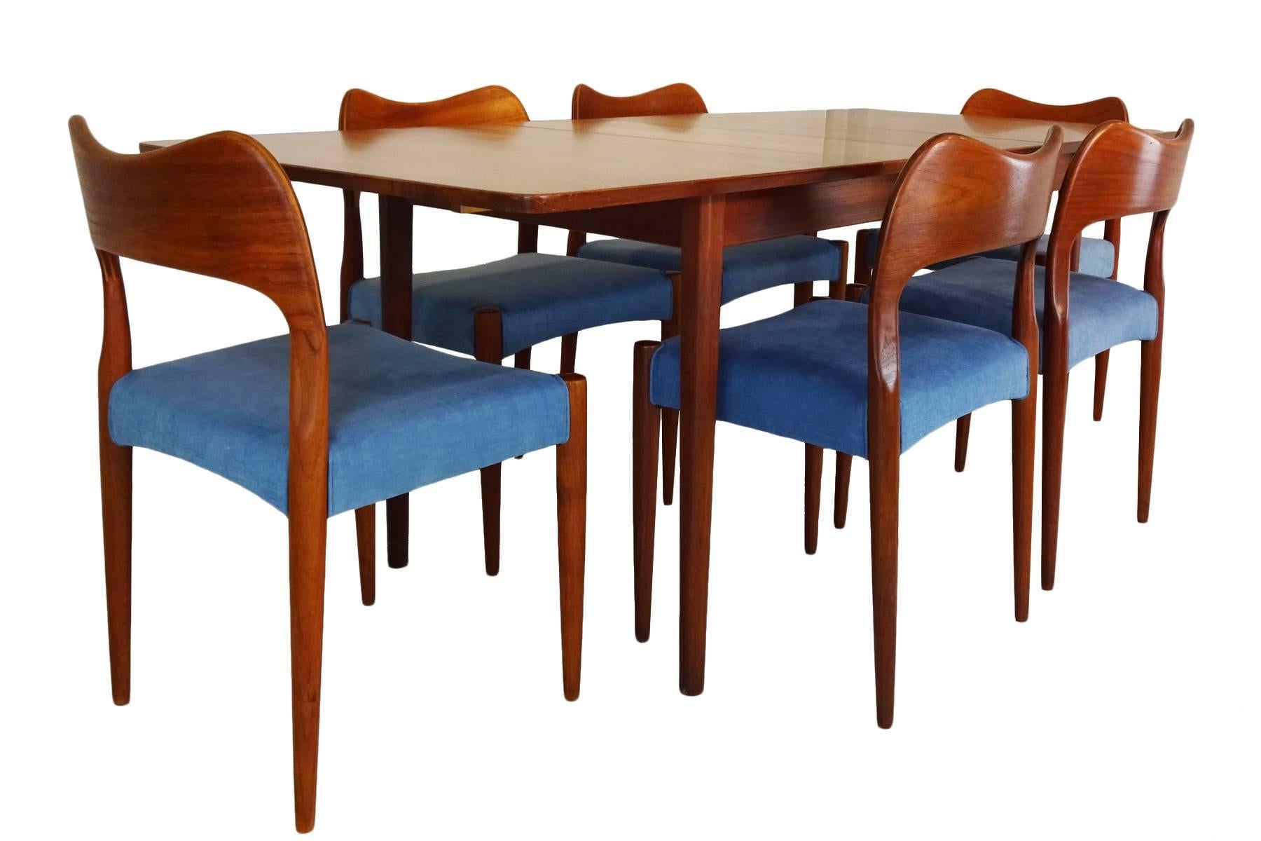 Beautiful Mid-Century Scandinavian Dining Set with Six Chairs & Extending Table For Sale 3