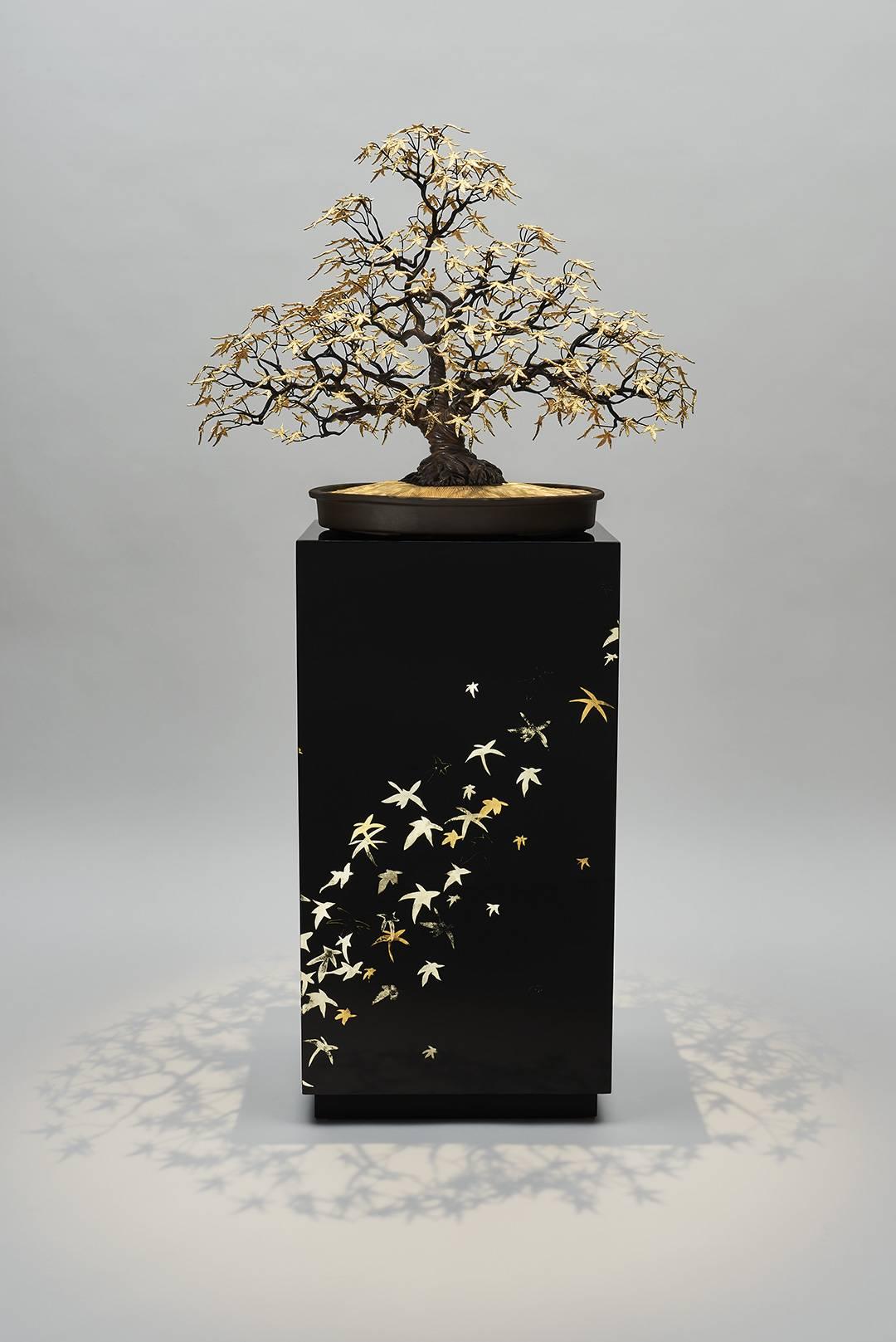 Kossiflore Bonsaï sculpture
Design by Pierre Salagnac, in Tribute to Kossi Aguessy
Traditional Bonzaï terracotta base, covered with brass
Trunk made of brass, with 237 bronze Japanese maple leaves, all removable
Weight: 27 kg.