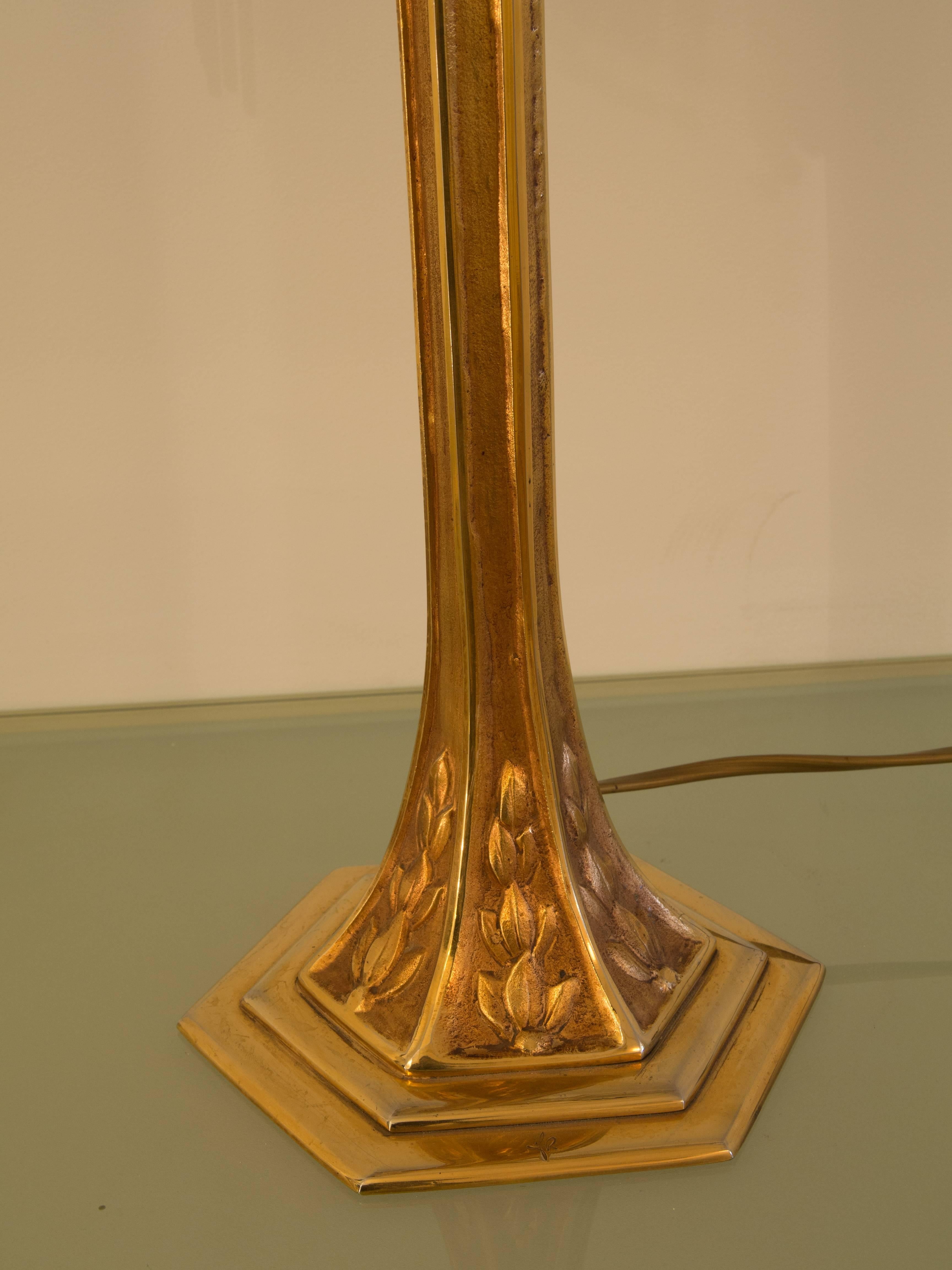 Bronze lamp with gold finish (24-carats).