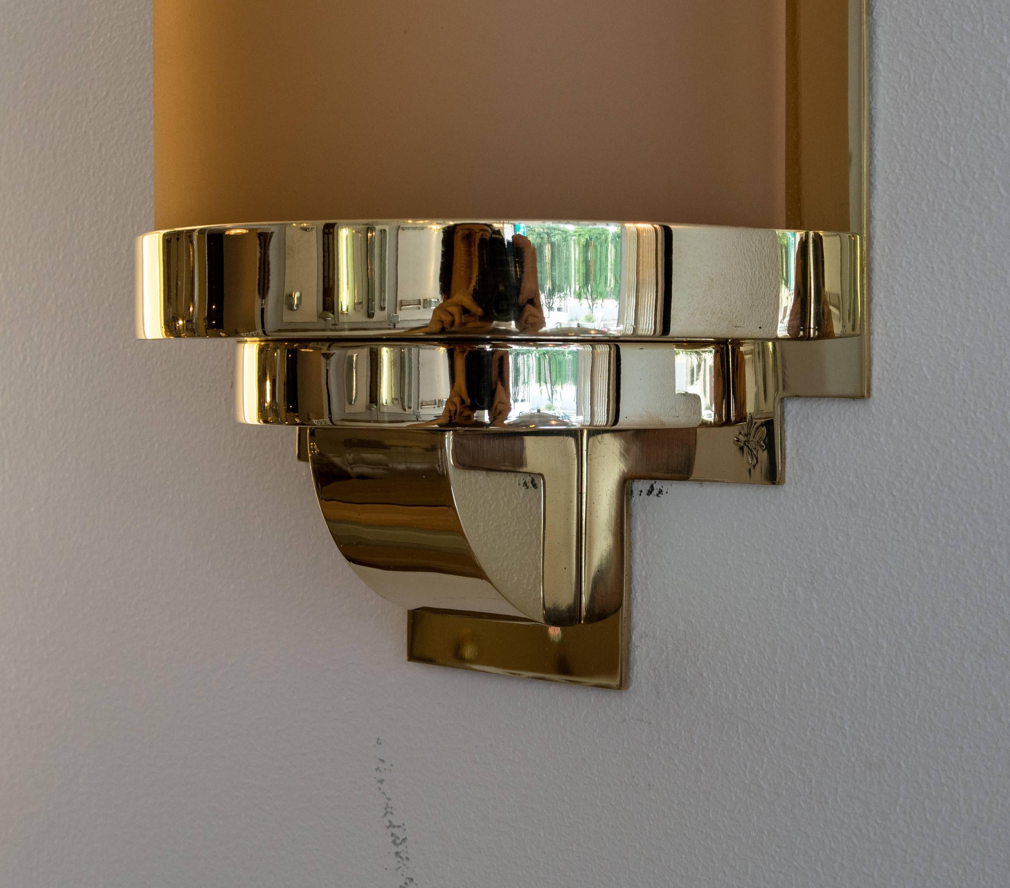 French Art Deco Sconce with Vintage Pink ‘Creole’ Glass and Polish Brass For Sale