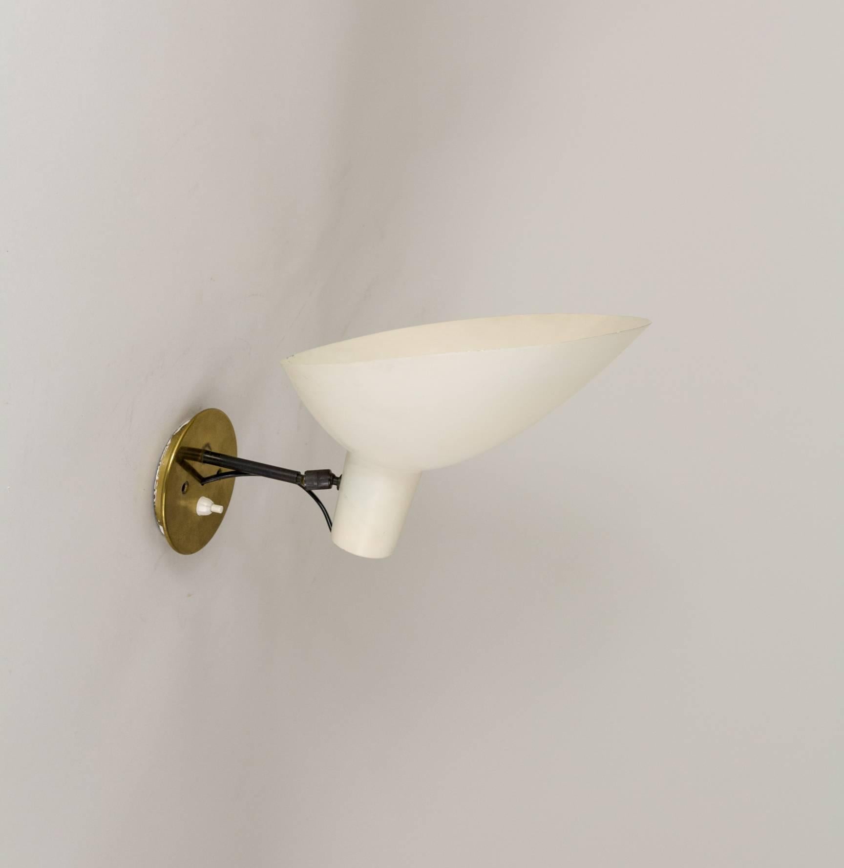 Elegantly visor-shaped wall lamp designed by architect, designer and professor Vittoriano Viganò for Arteluce, the famous Italian lighting company founded by Gino Sarfatti.

This cream-colored wall lamp is in good vintage condition, with some