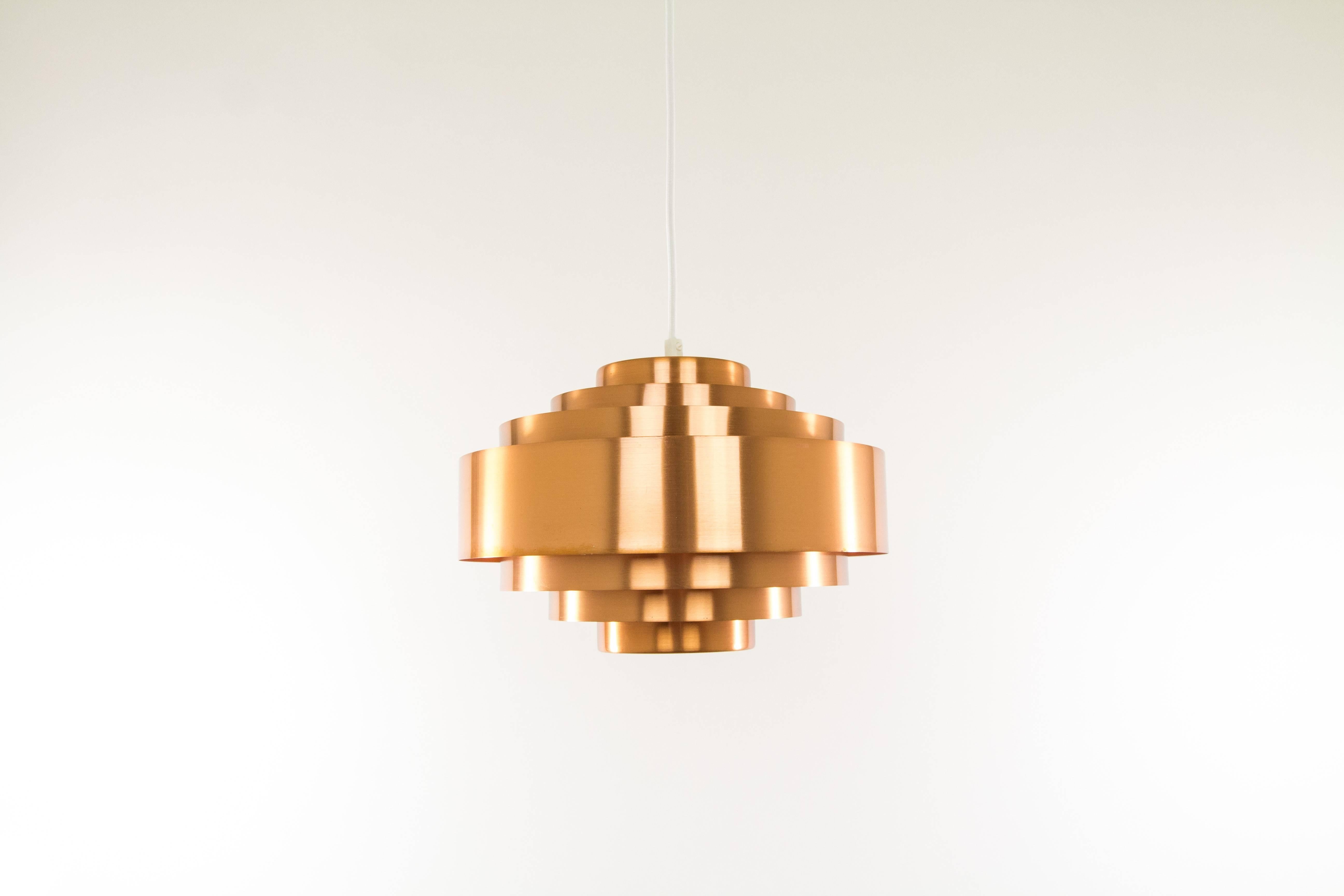 This 'Ultra' pendant was designed by Jo Hammerborg for Fog & Mørup in the very early 1960s.

The lamp consists of seven rings. It is closed towards the top and at the bottom it has a (rare) diffuser that was integrated by Hammerborg to filter and