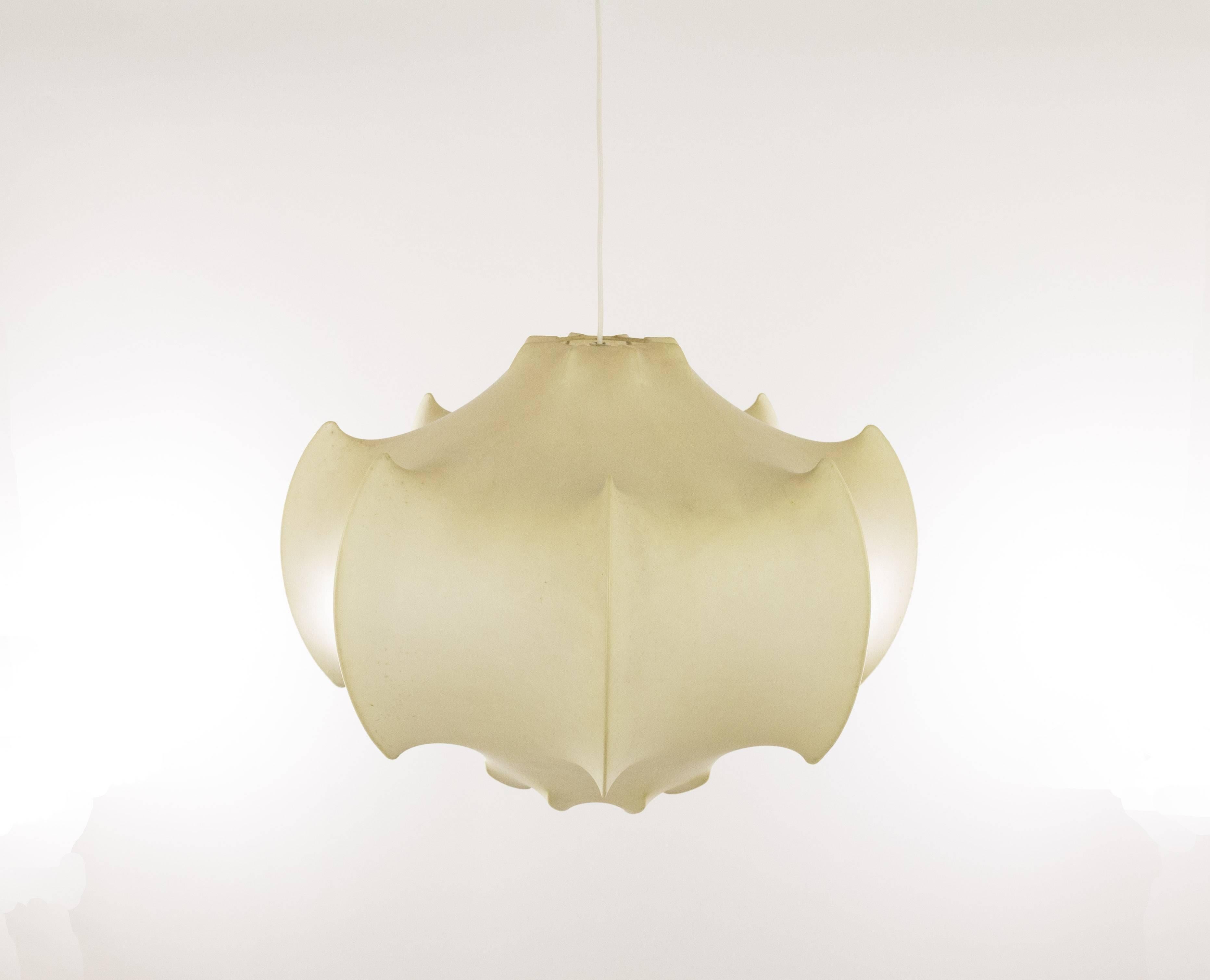 Achille and Pier Giacomo Castiglioni designed the Viscontea pendant for Flos using the then new material,
'cocoon' polymer. The result is a very original design in a cloud-like material that emanates a diffused light.

The lamp consists of a