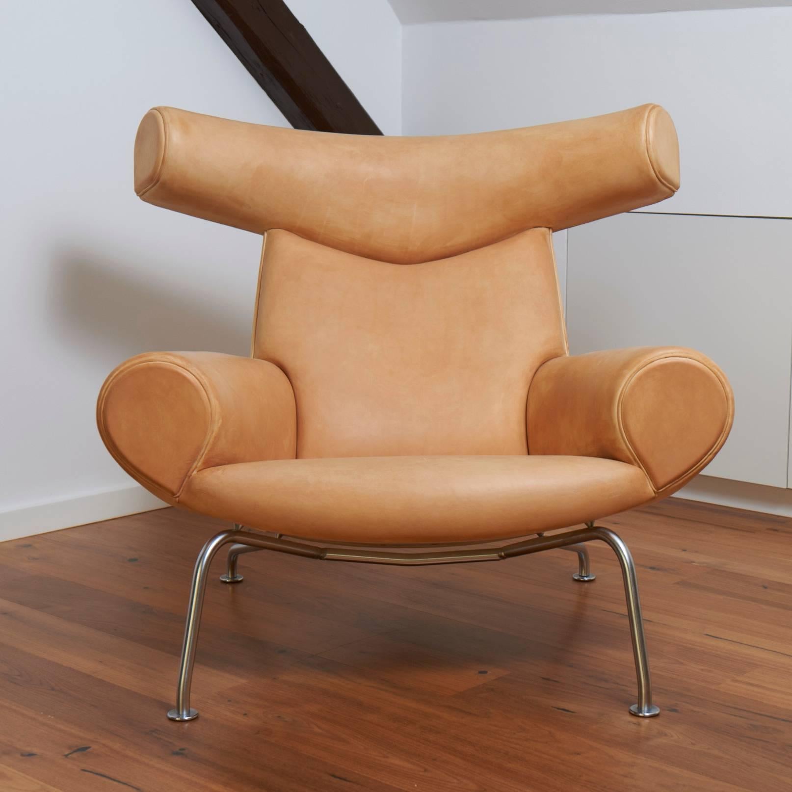 Hans J. Wegner EJ100, oxchair with a matching stool in nature leather from 2008. 

The set is in a very good condition.

 