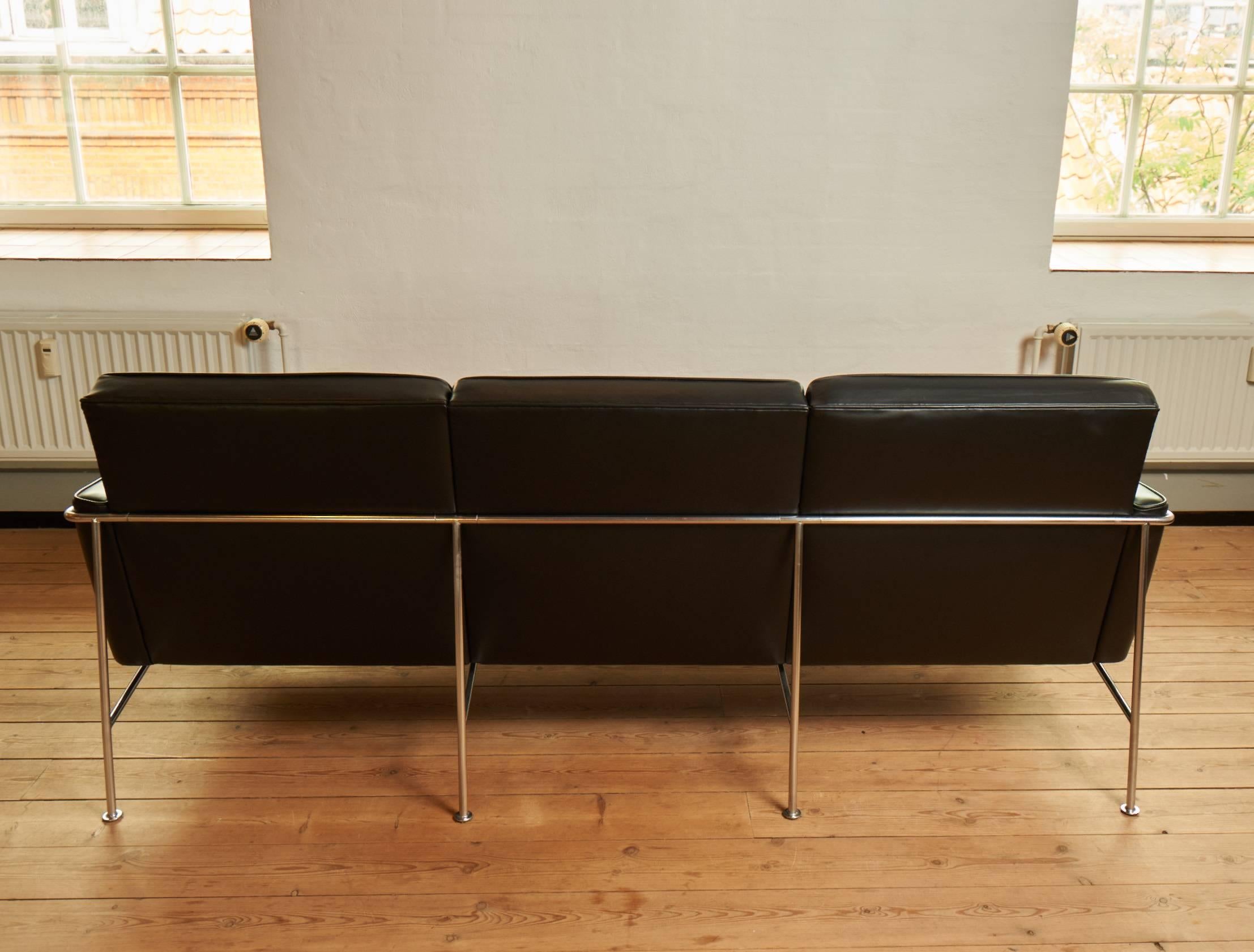Arne Jacobsens 3302 Airport sofa, three people. In black savana leather.

The couch is used, but in a very good condition.