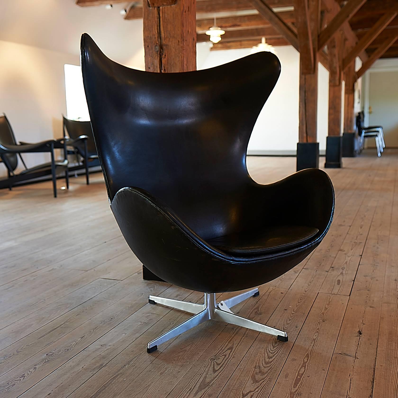 The Egg chair by Arne Jacobsen from the 1960s in the original black skin.
The chair has a very nice patina and there is no loose foam or skin.