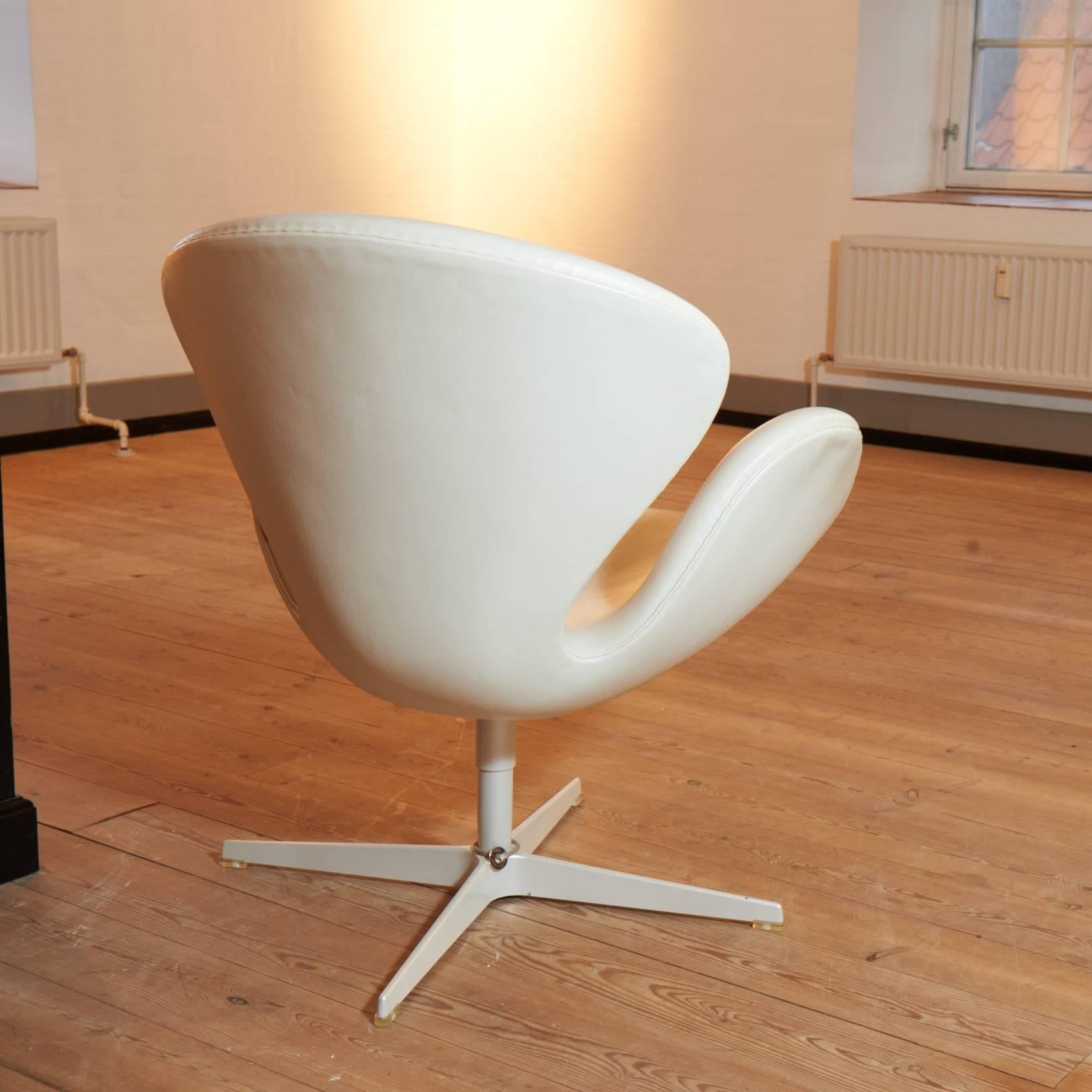 Scandinavian Modern Swan 3120 by Arne Jacobsen For Sale