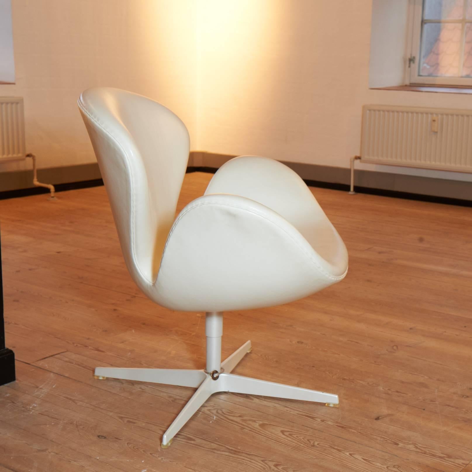 Danish Swan 3120 by Arne Jacobsen For Sale