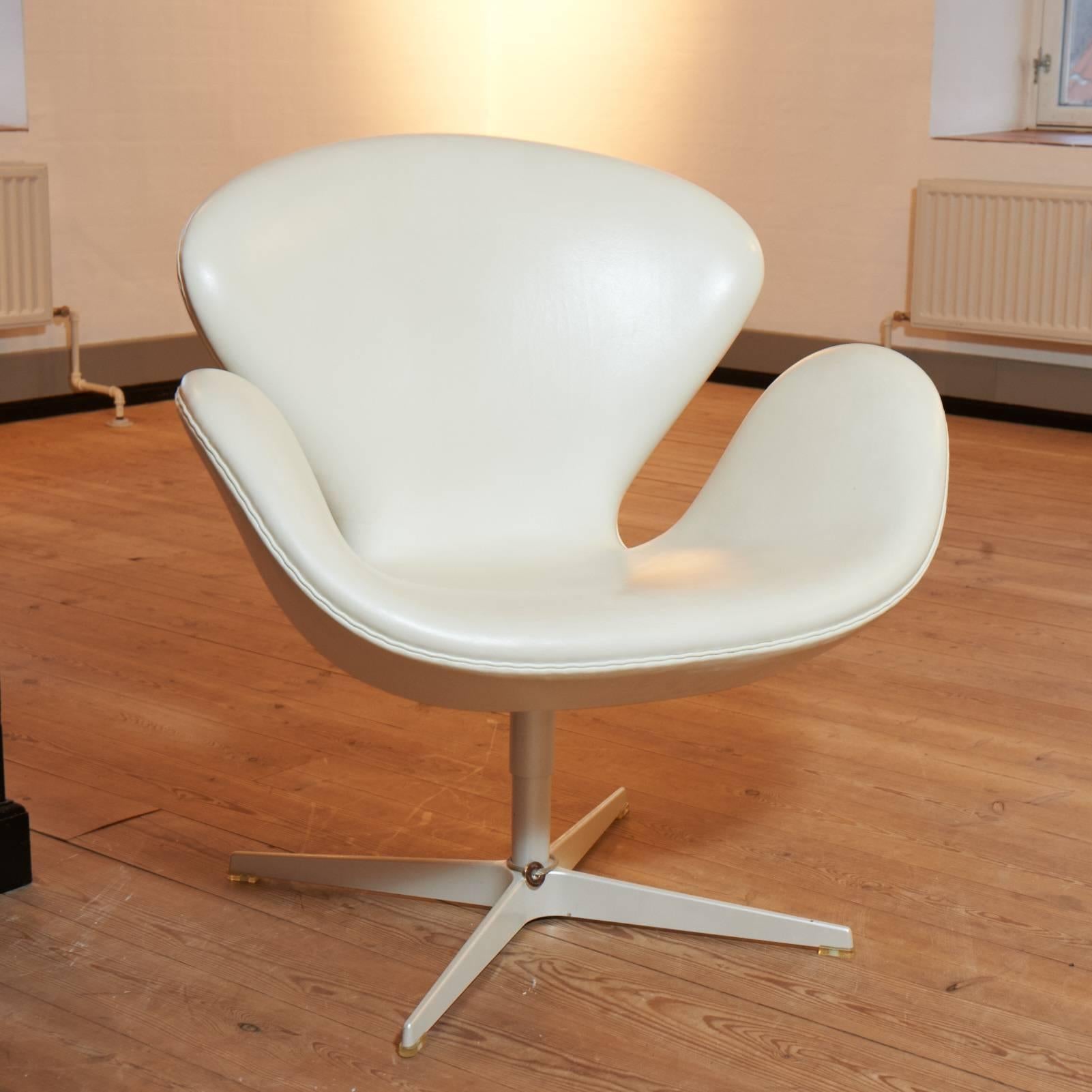 Two pieces. of the anniversary model of Arne Jacobsen 3120 The Swan from 2008.
The chairs is in white leather and signs of use is minimal.
The serial numbers are in the ring on the food.