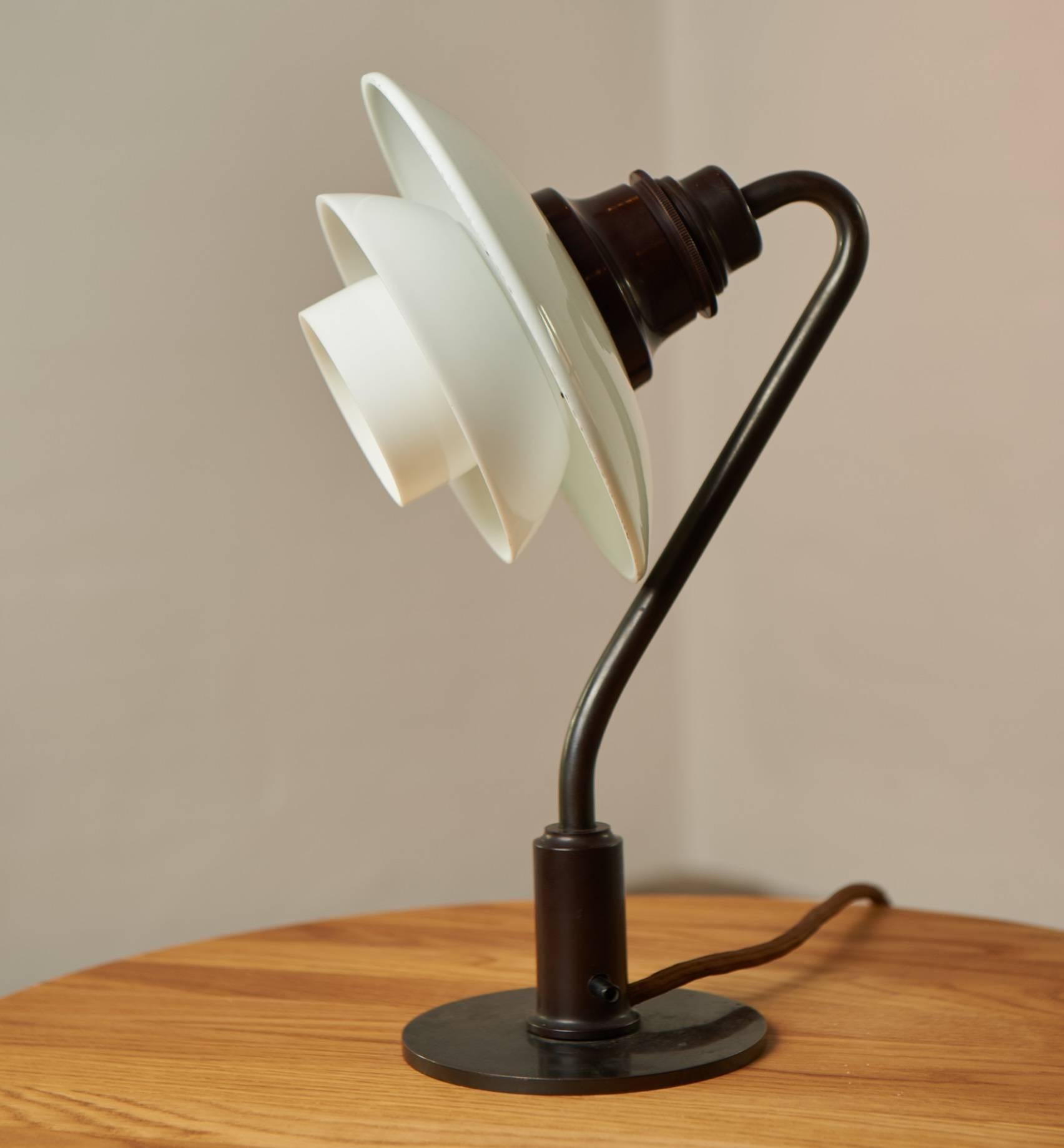 Poul Henningsen PH 2/2 snowdrop table lamp from the 1930s and appears 100% original.

The screens are in one-layer opal glass and the lamp is with circuit breaker.

The lamp is stamped 