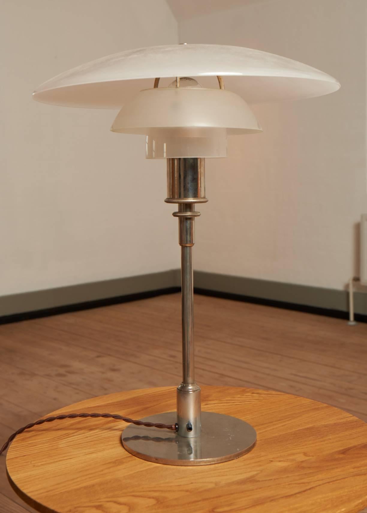 Poul Henningsen 4/3 table lamp from the early 1930s with frozen glass and nickel-plated brass.
The lamp is 100% original and stamped 