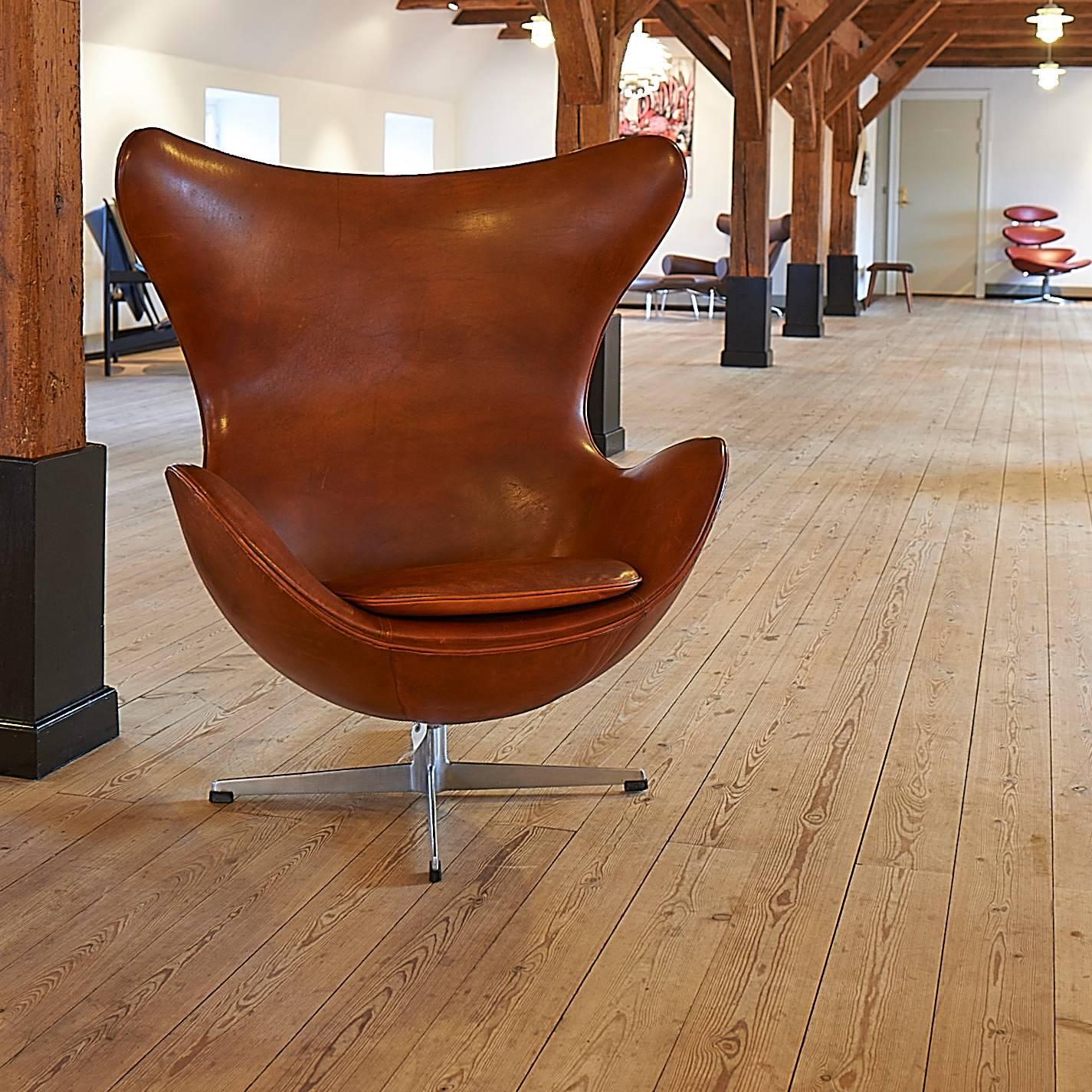 A very rare example of Arne Jacobsens Egg with matching ottoman in original from the 1960s.
The Egg chair is labelled 