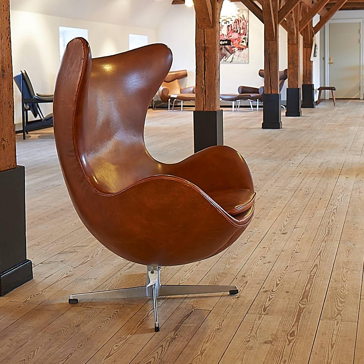 Danish Original Arne Jacobsen Egg with Ottoman from the 1960s For Sale