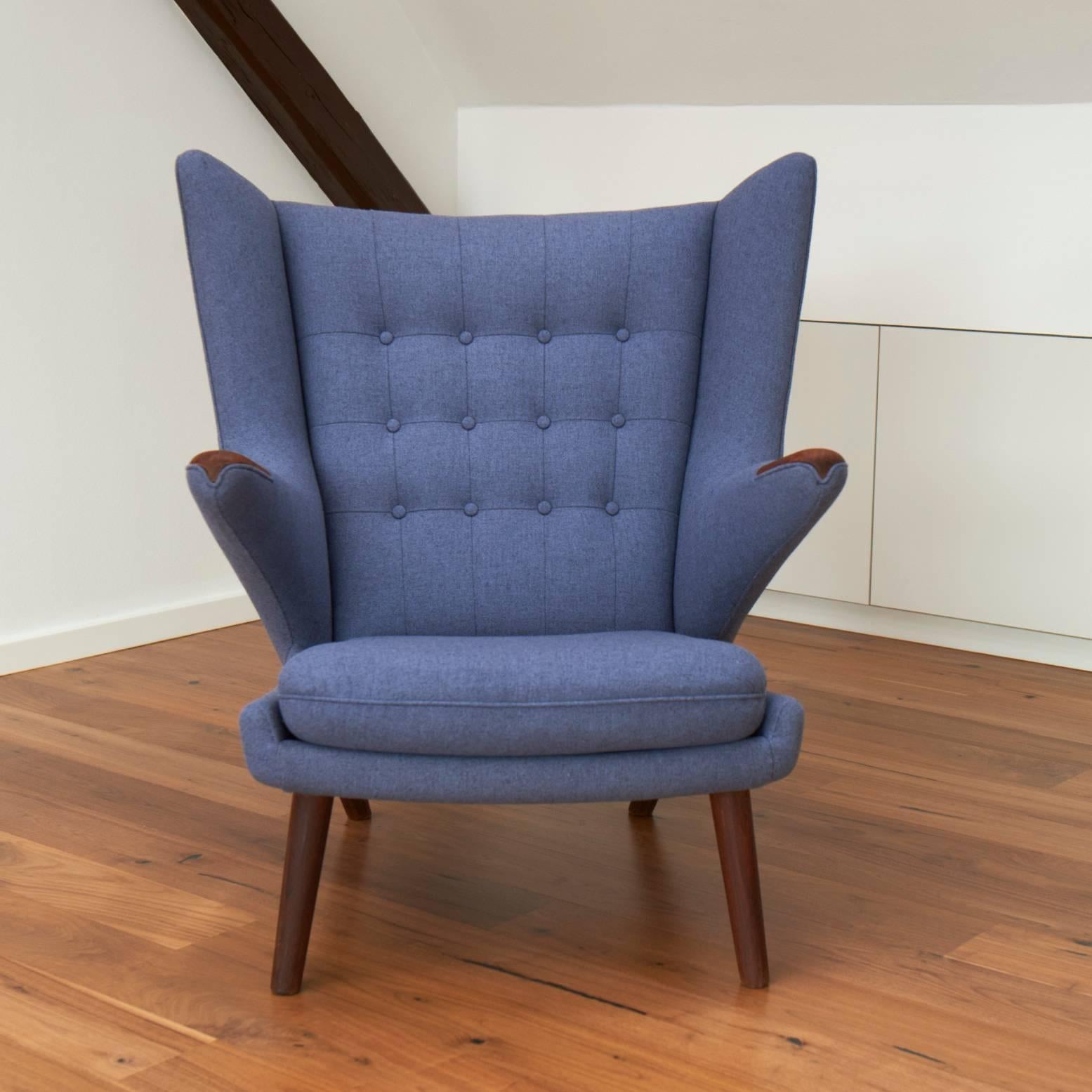 Hans J. Wegner AP19 Papa Bear chair newly upholstered in blue Tonica wool, code 791.
Legs and nails in mahogany.