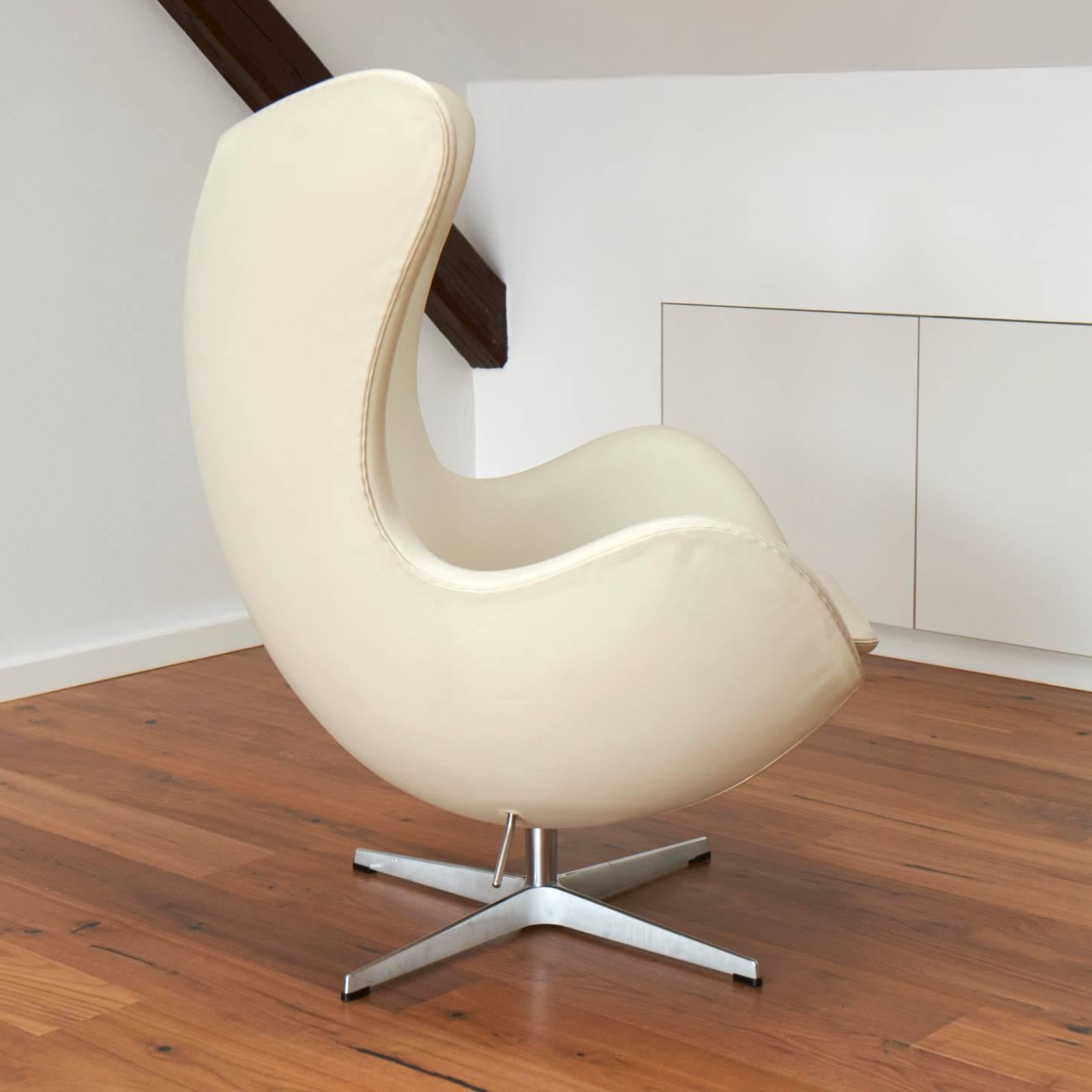 The egg chair by Arne Jacobsen in a creme white leather. 
The chair is in a very good condition.