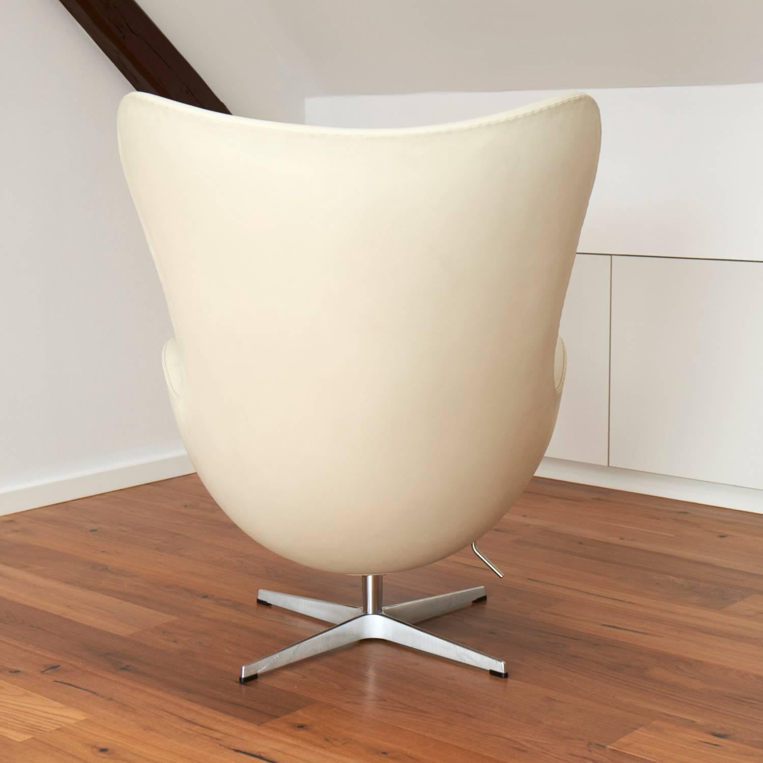 Scandinavian Modern Arne Jacobsen Egg Chair