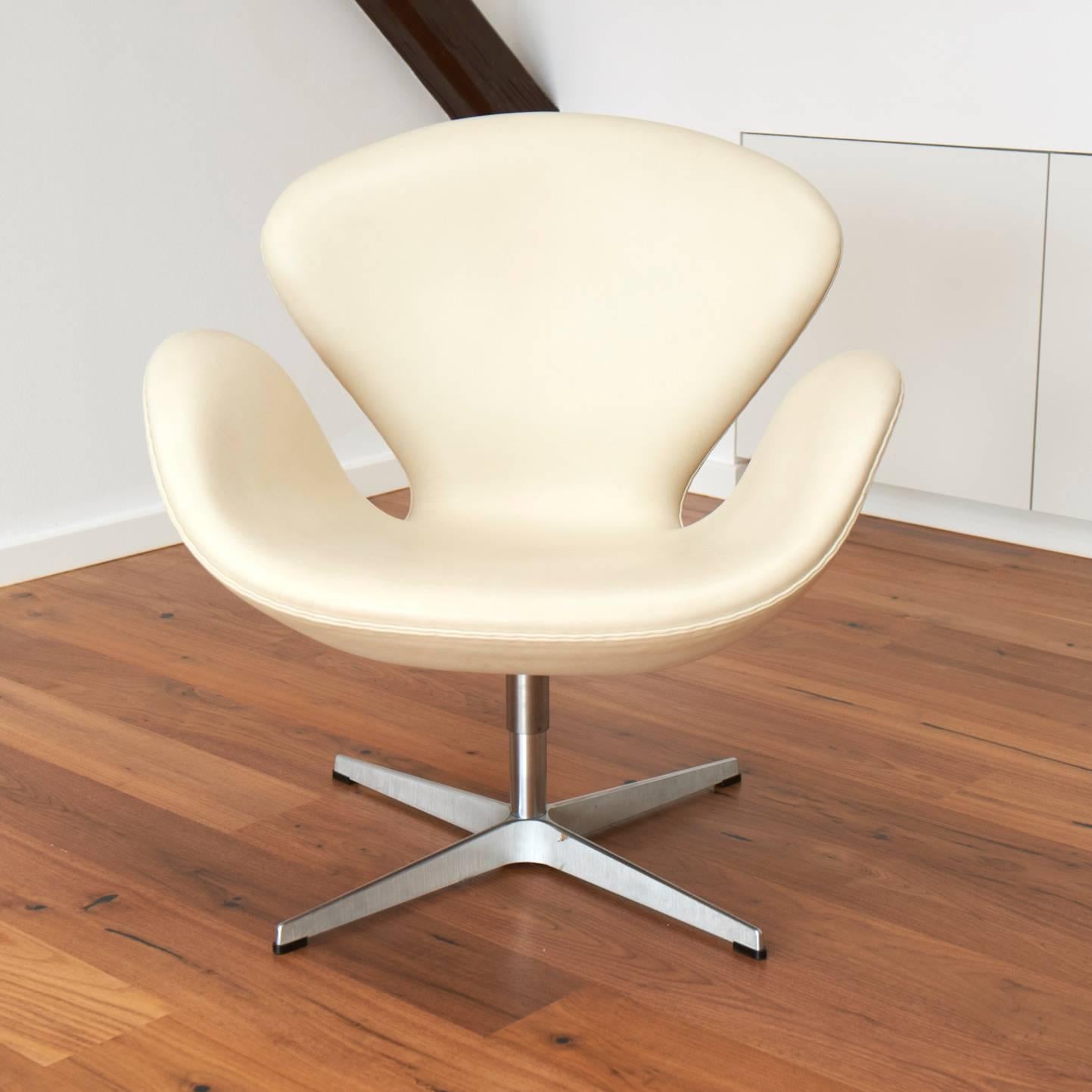 A beautiful pair of Arne Jacobsen 3320 Swan chairs in creme white leather.
The chairs are in a good condition.