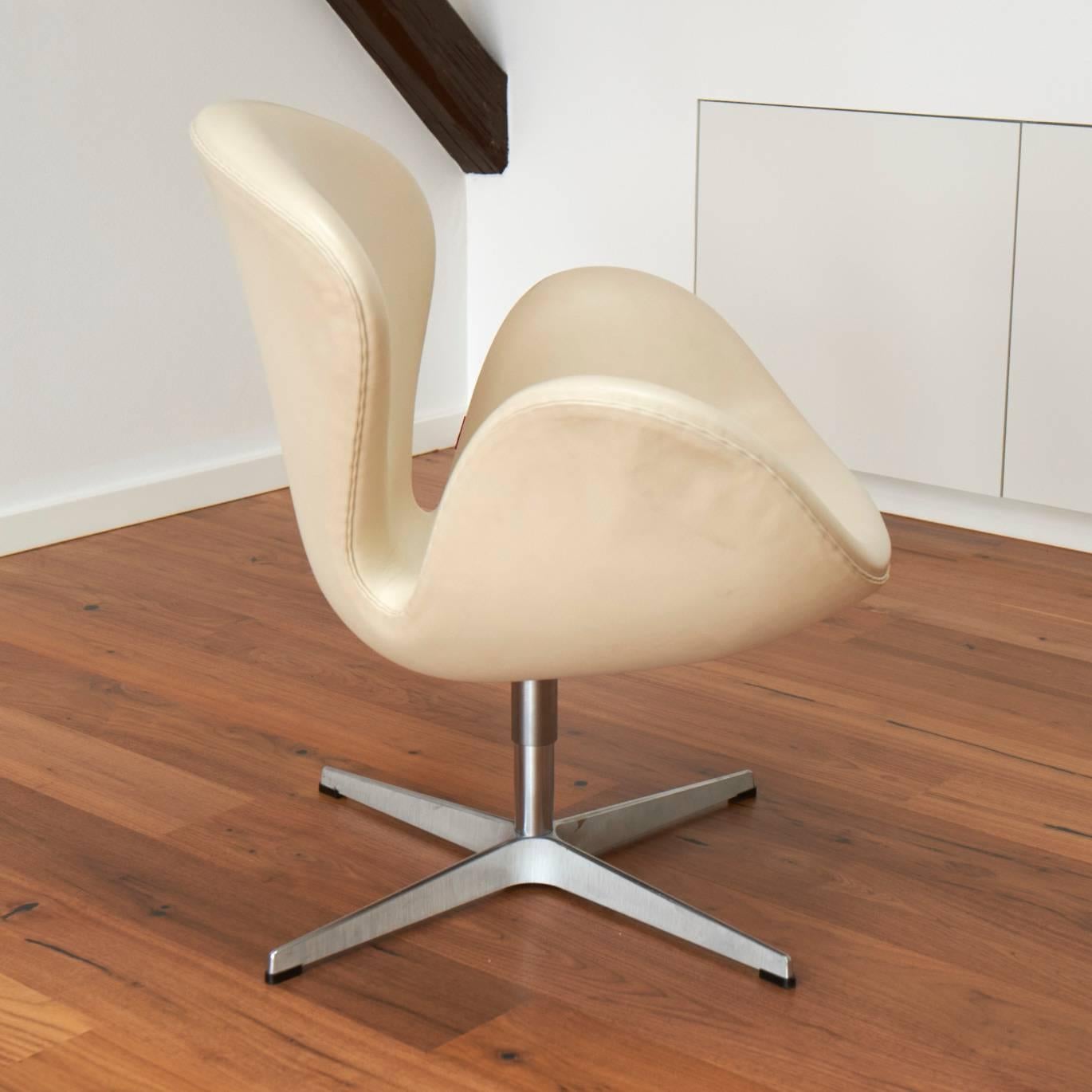 Scandinavian Modern Pair of Arne Jacobsen 3320 Swan Chair For Sale