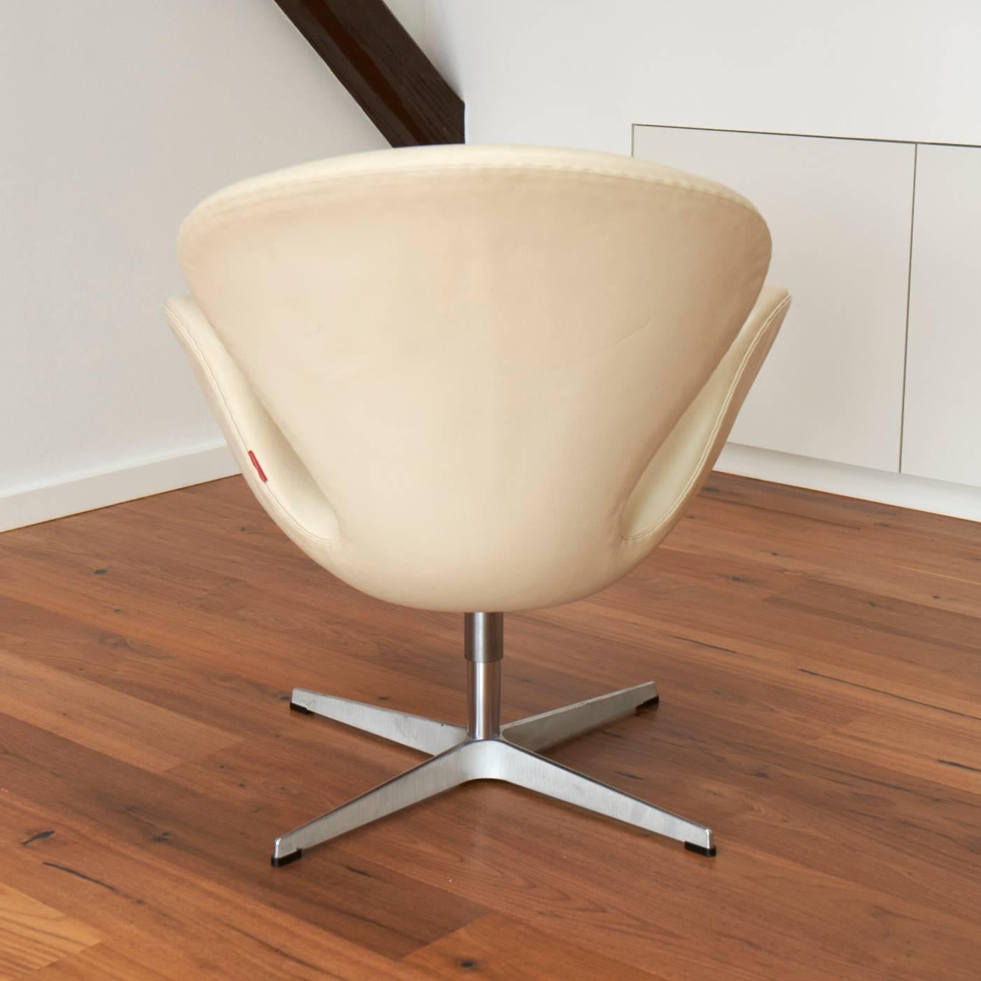 Danish Pair of Arne Jacobsen 3320 Swan Chair For Sale