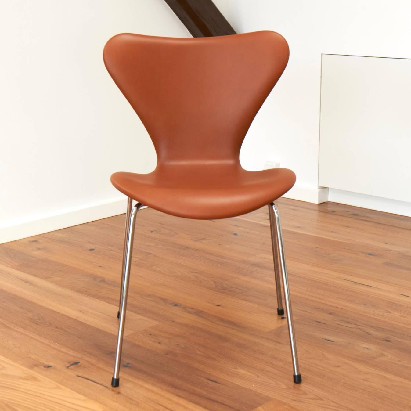Six pieces new Arne Jacobsen 3107 in walnut elegance leather.
Manufactured by Fritz Hansen.