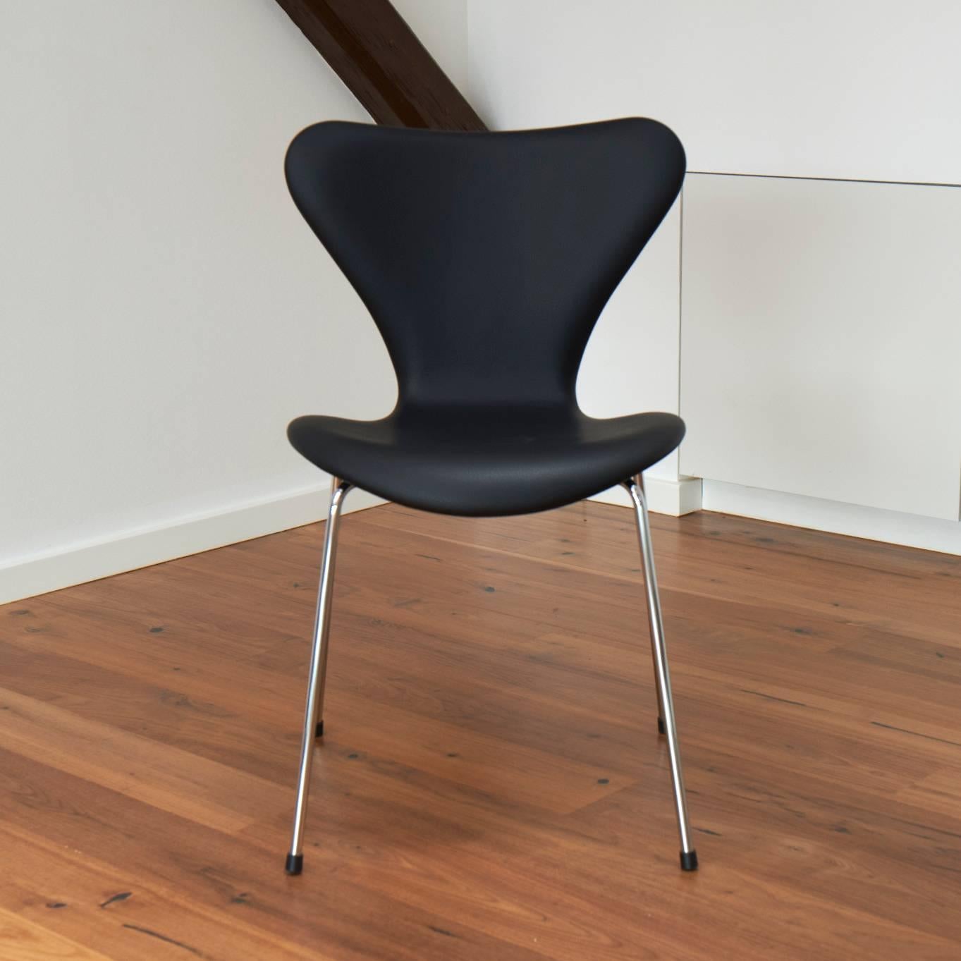 Six pieces new Arne Jacobsen 3107 chairs in black classic leather. 
Manufactured by Fritz Hansen