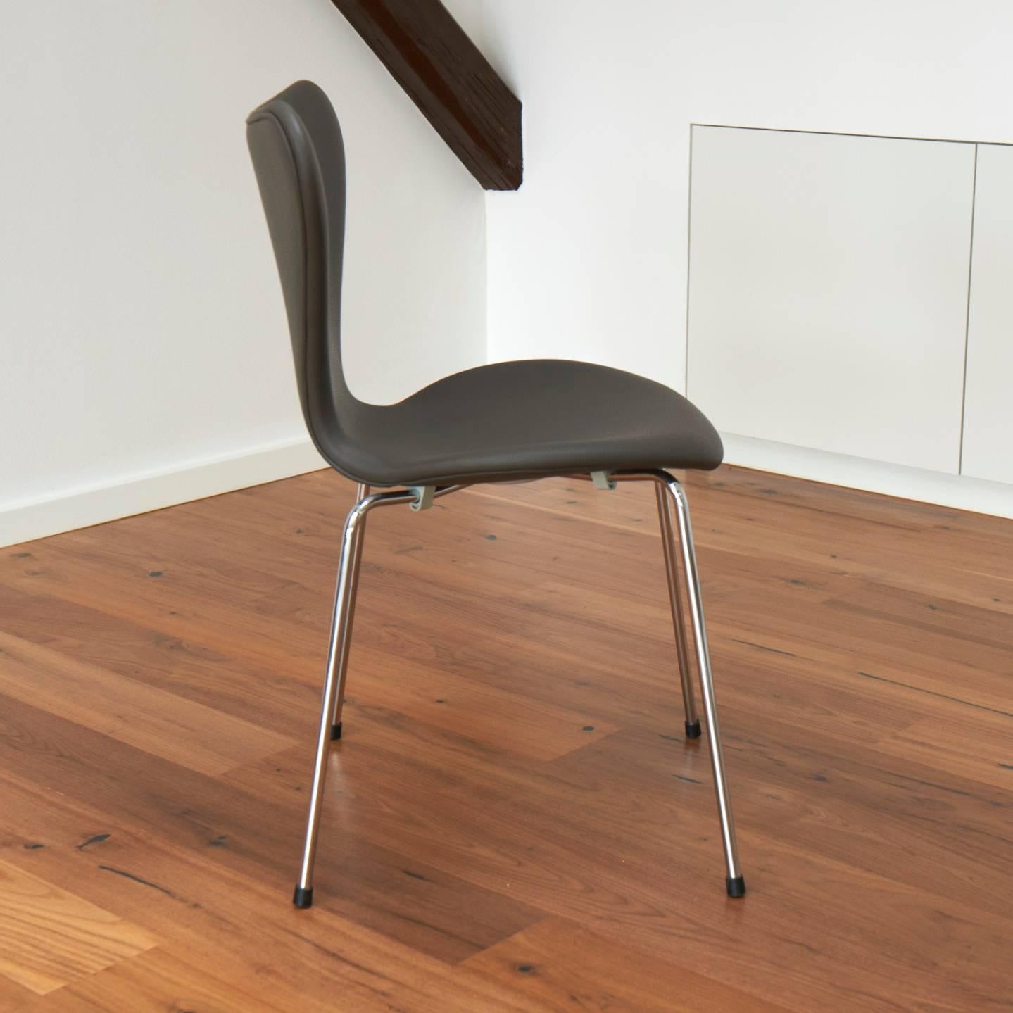 Scandinavian Modern Six Pieces Arne Jacobsen 3107 Chairs For Sale