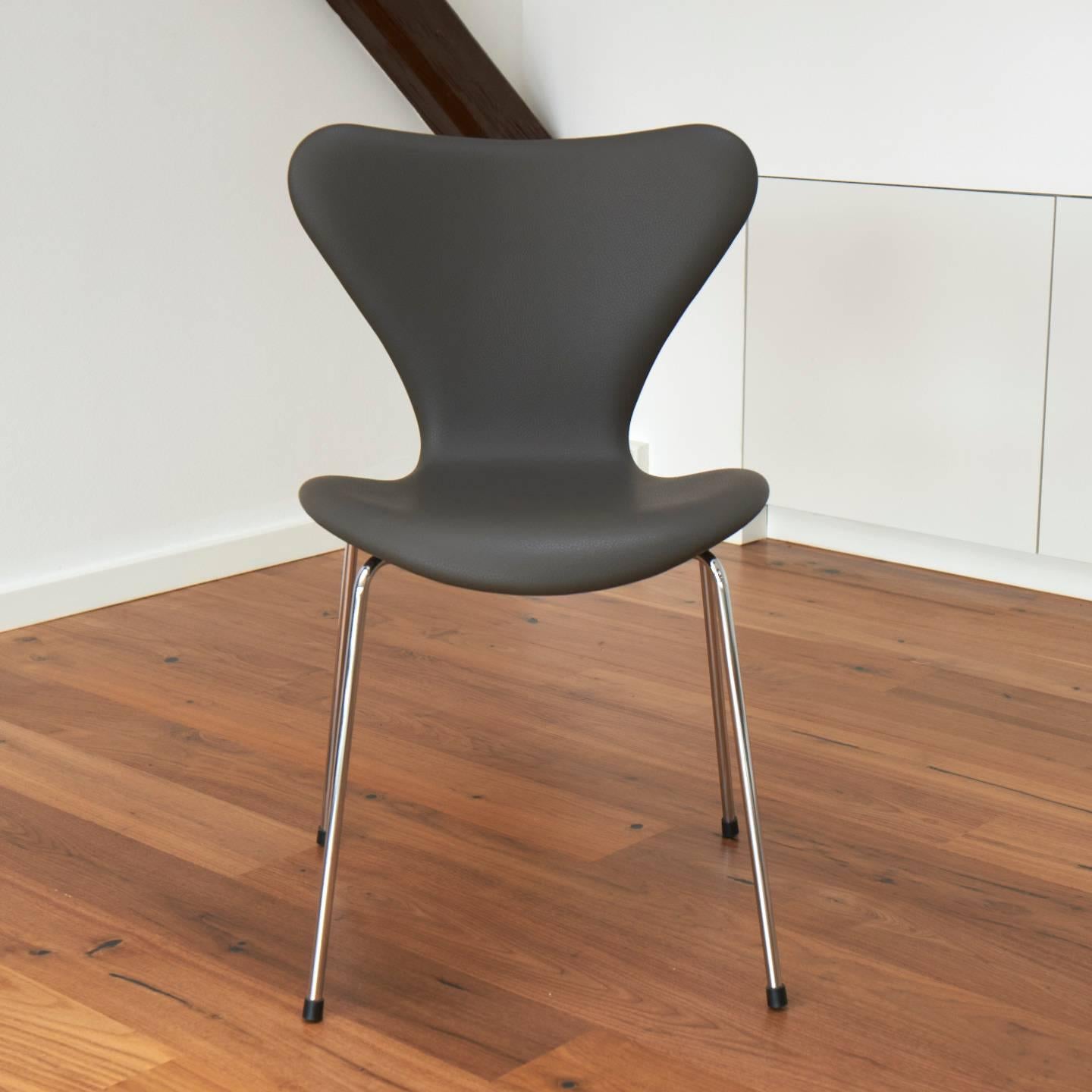 Six pieces. New Arne Jacobsen 3107 chairs in grey Classic leather. 
Manufactured by Fritz Hansen.