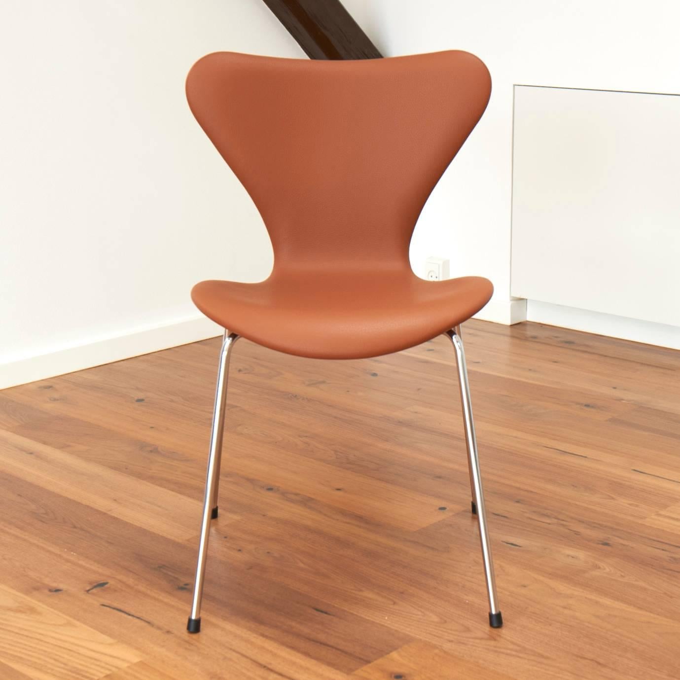 Six pieces. New Arne Jacobsen 3107 chairs in cognac Classic leather.
Manufactured by Fritz Hansen.