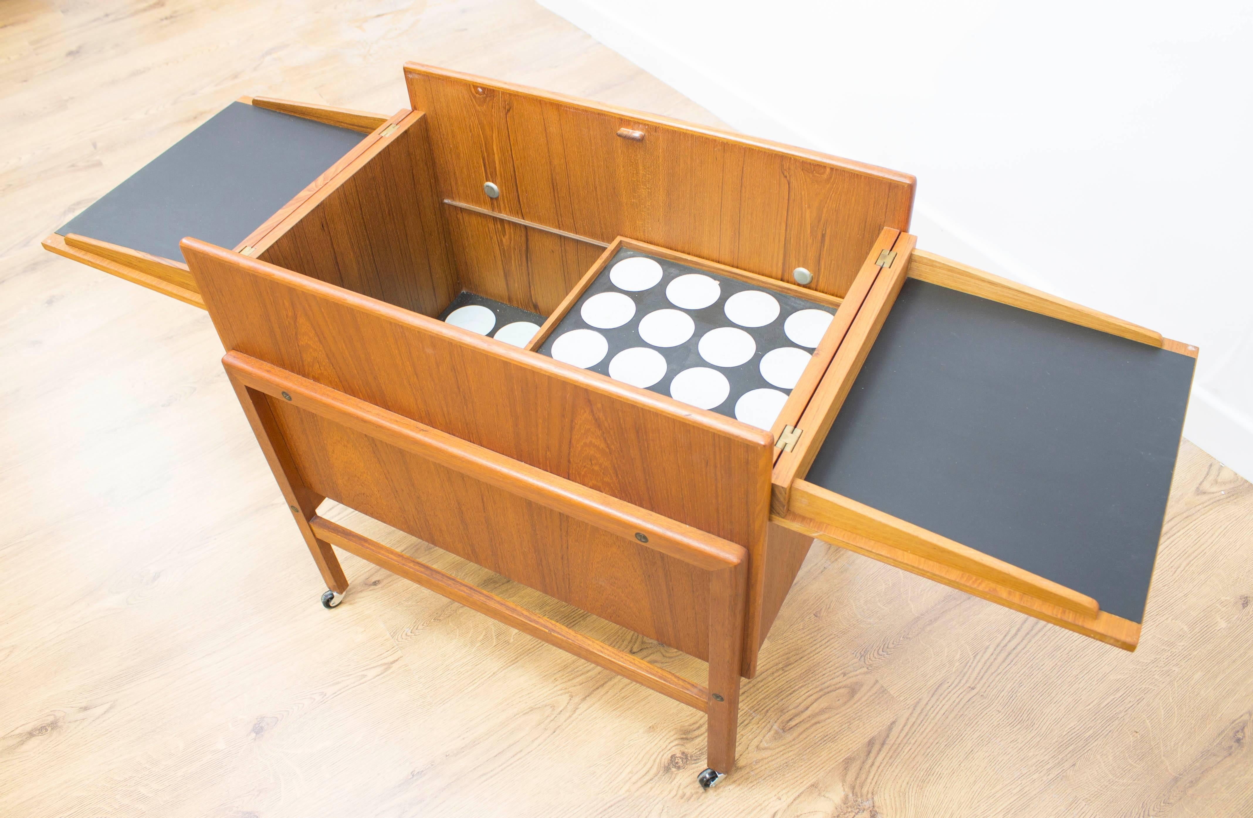 Arrebo Mobler Teak Dry Bar Cocktail Trolley In Good Condition For Sale In Greater Manchester, GB